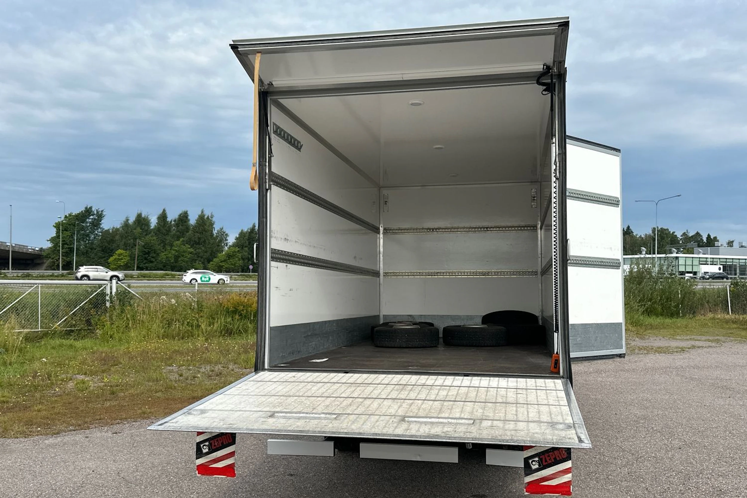 valkoinen Mercedes-Benz Sprinter 2023 kuva 21.