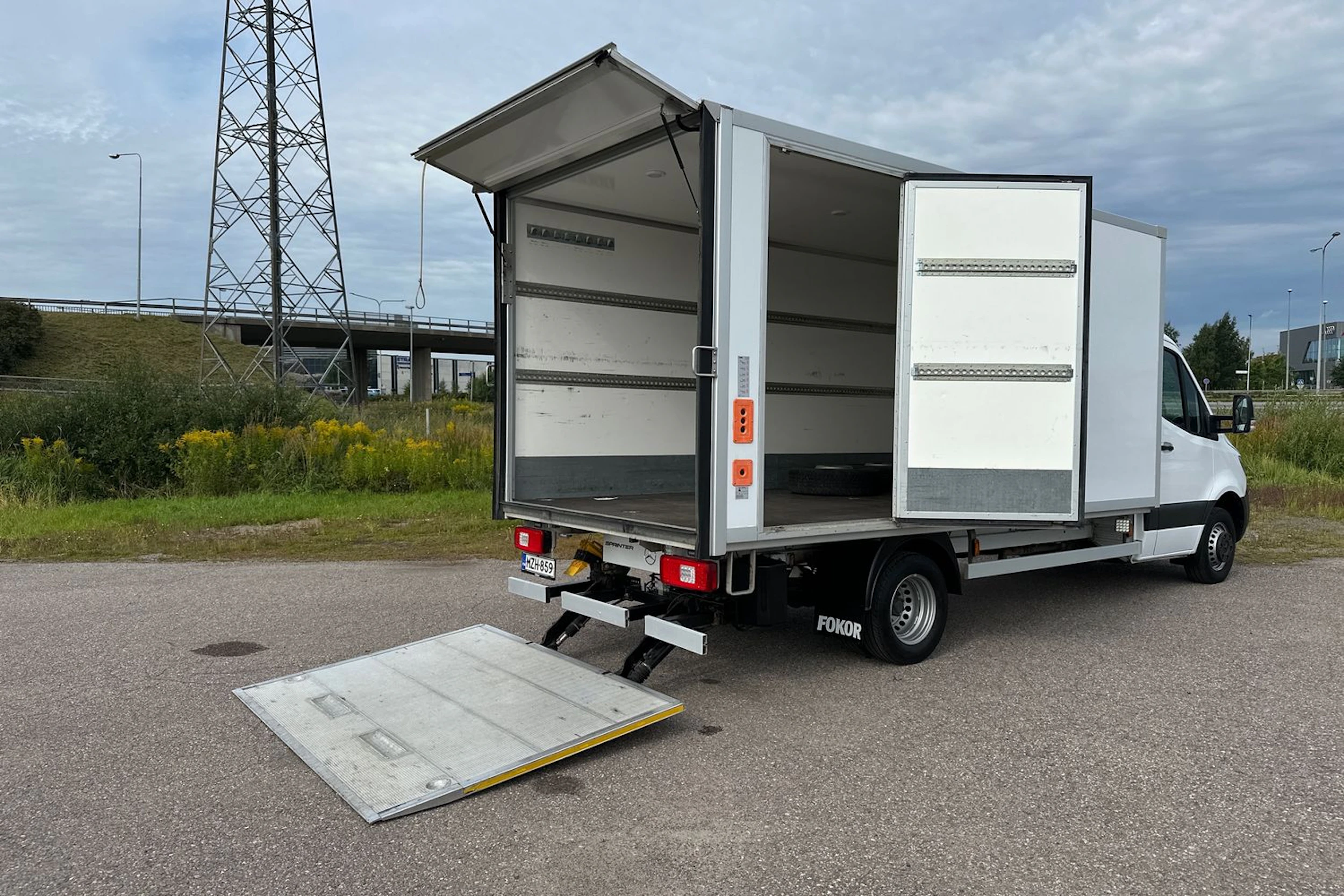 valkoinen Mercedes-Benz Sprinter 2023 kuva 22.