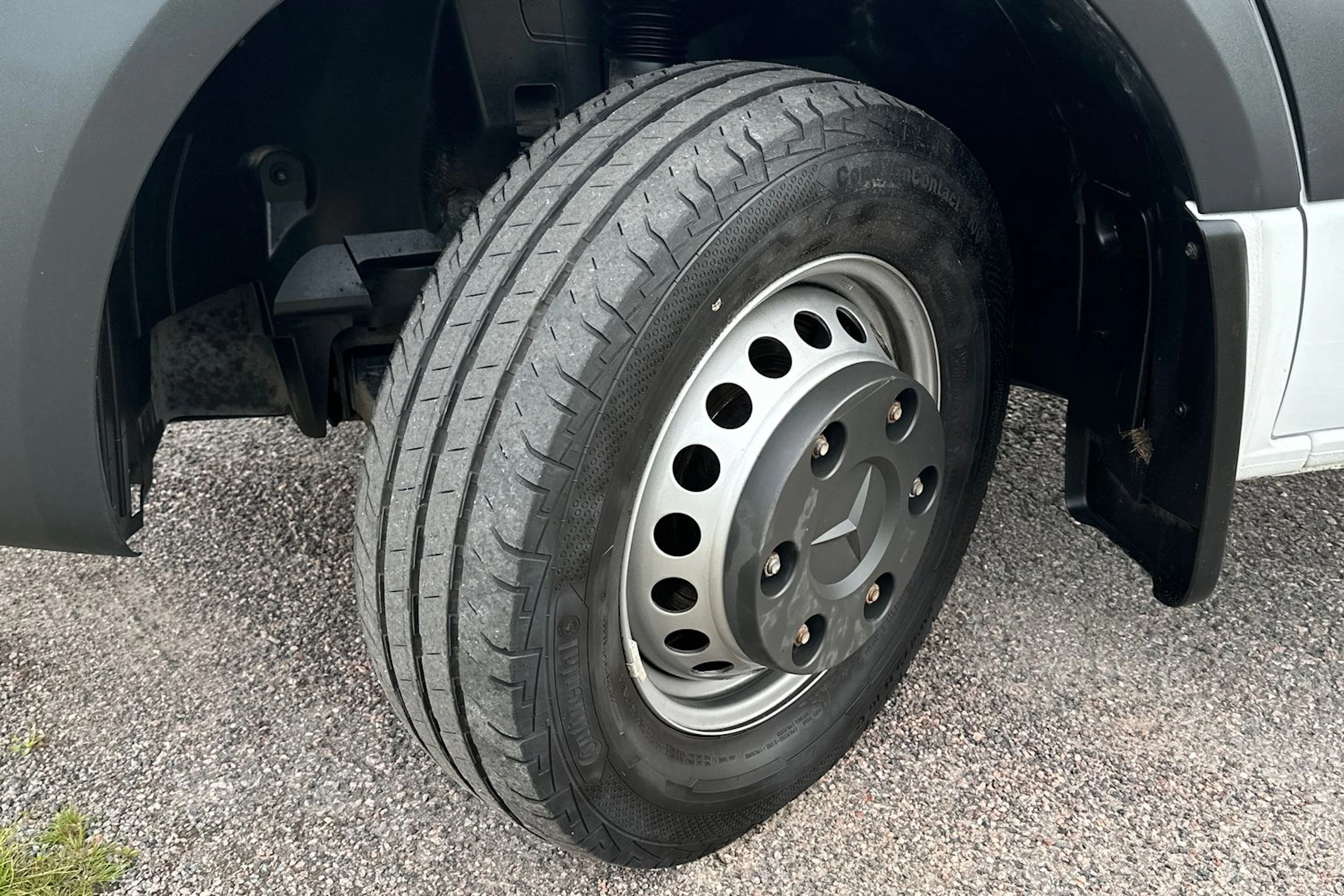 valkoinen Mercedes-Benz Sprinter 2023 kuva 26.