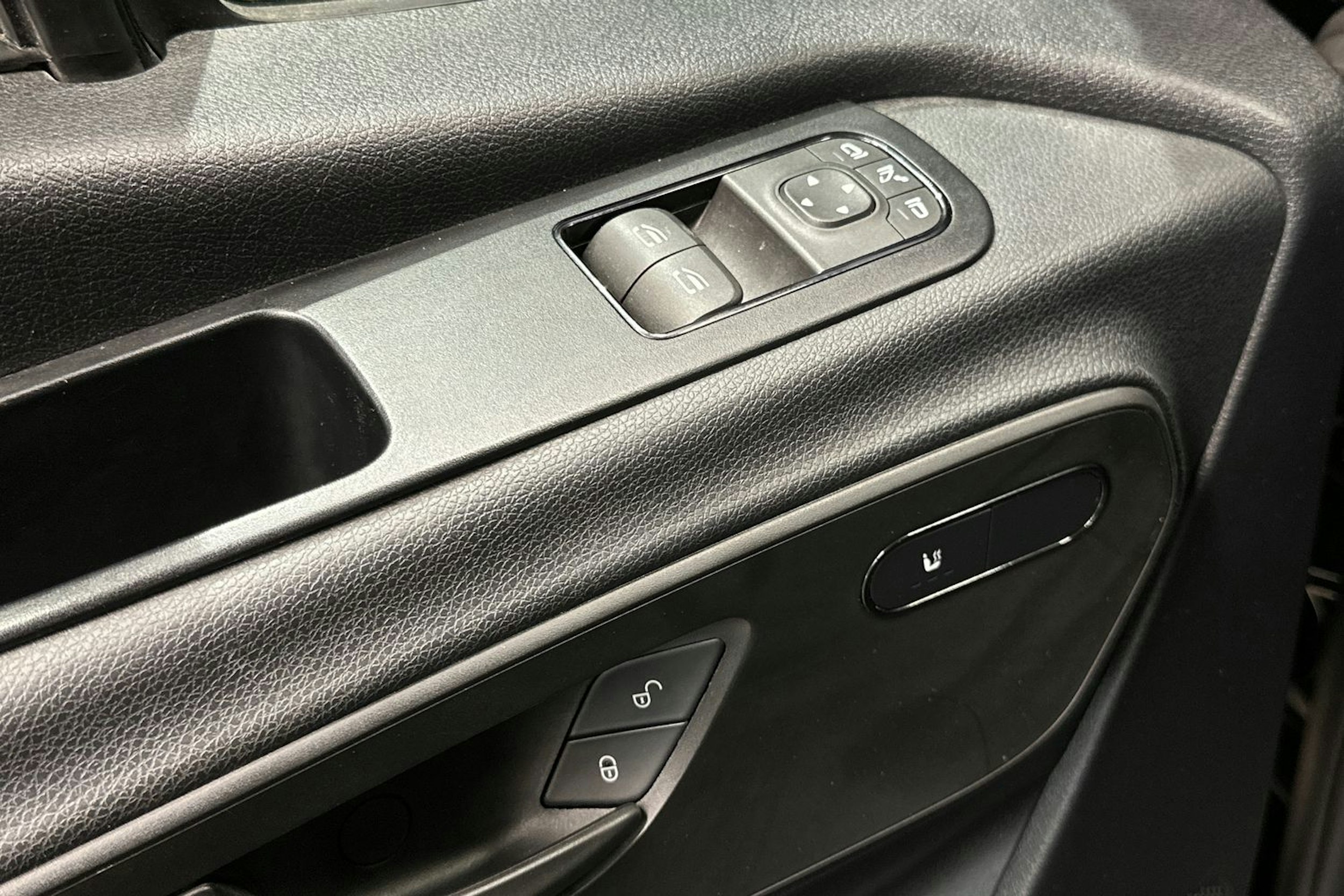musta Mercedes-Benz Sprinter 2023 kuva 18.