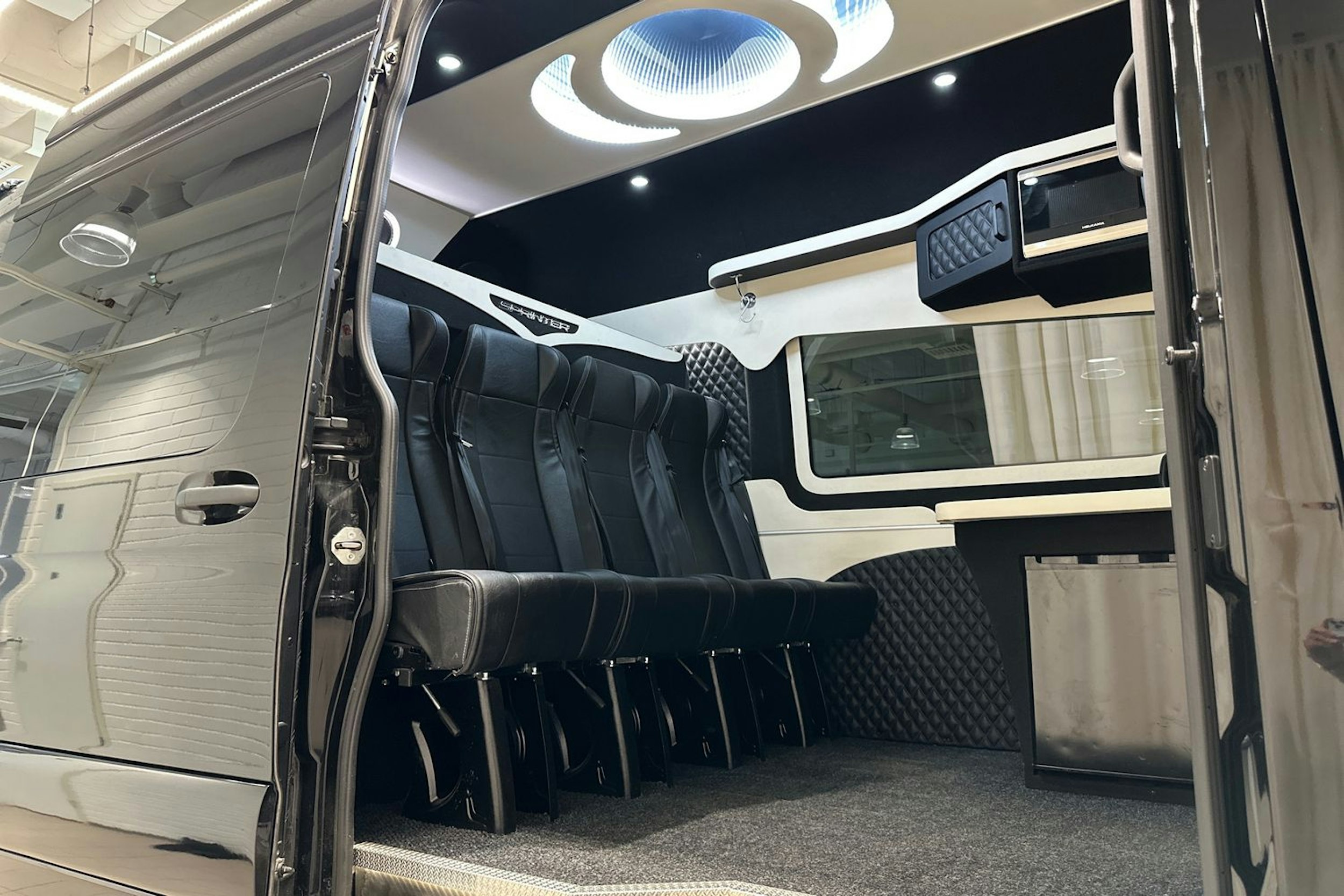 musta Mercedes-Benz Sprinter 2023 kuva 24.