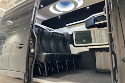 musta Mercedes-Benz Sprinter 2023 kuva 24.