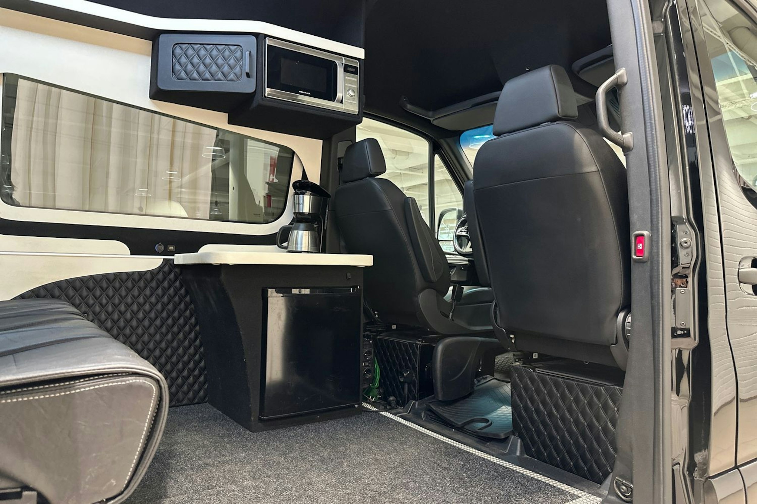 musta Mercedes-Benz Sprinter 2023 kuva 25.