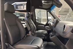 musta Mercedes-Benz Sprinter 2023 kuva 32.