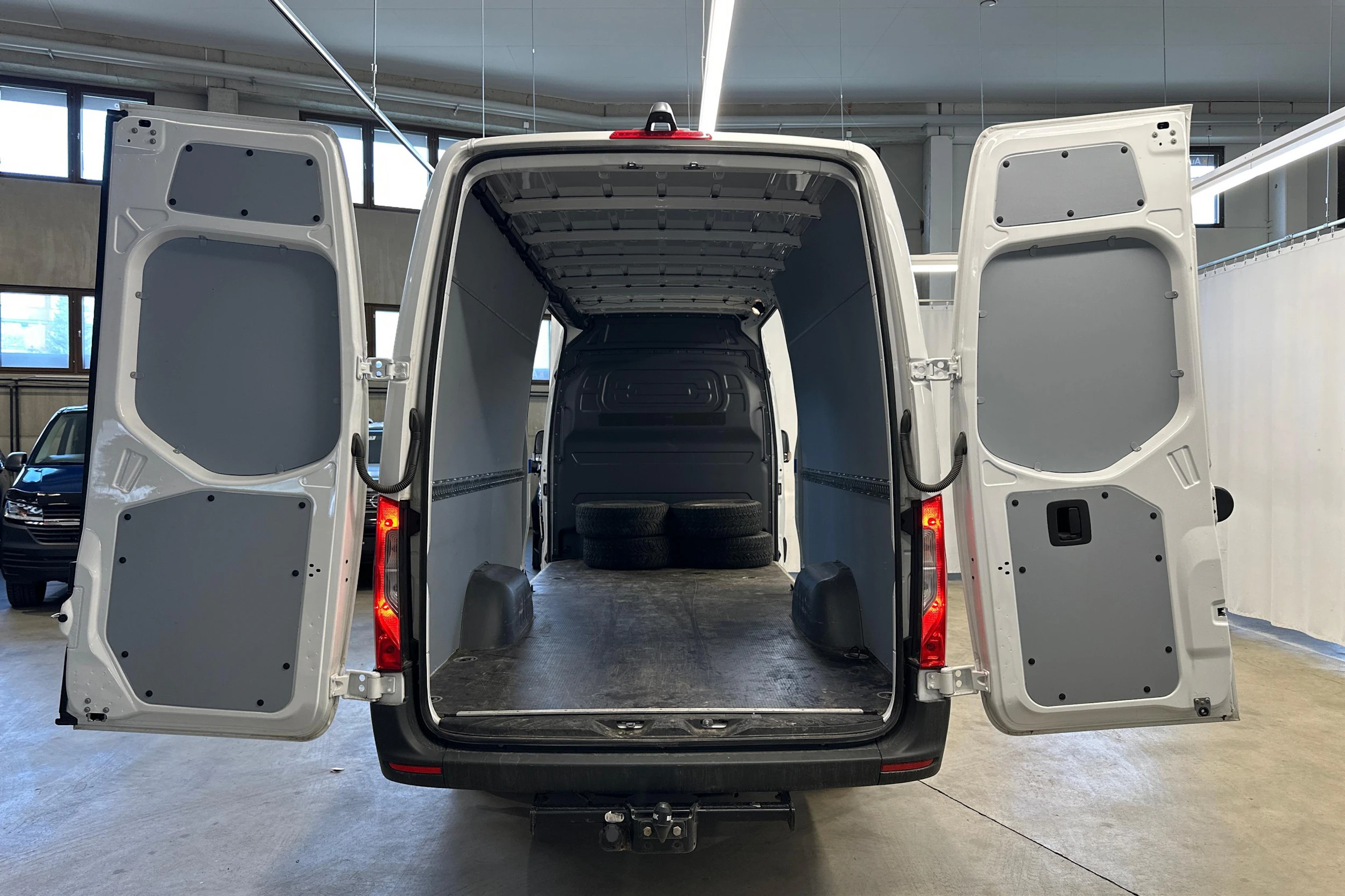 valkoinen Mercedes-Benz Sprinter 2023 kuva 3.