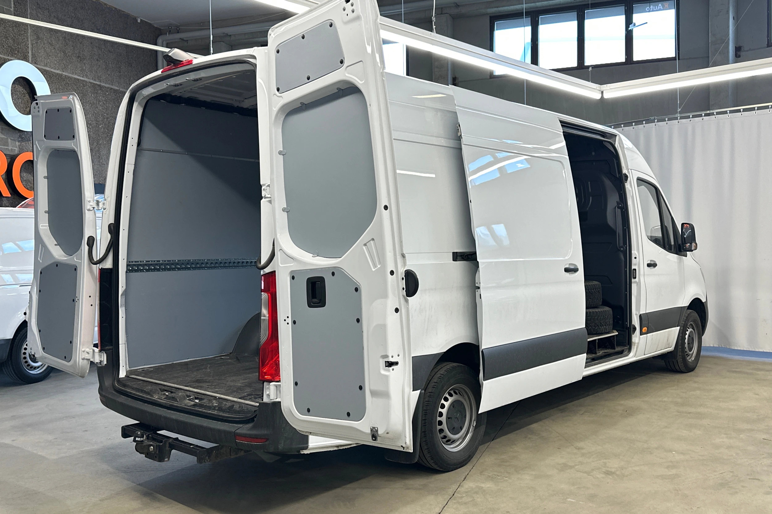 valkoinen Mercedes-Benz Sprinter 2023 kuva 4.