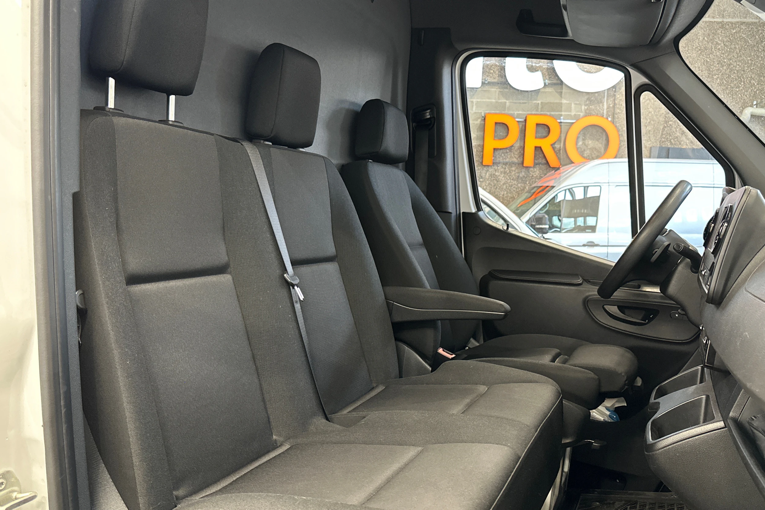 valkoinen Mercedes-Benz Sprinter 2023 kuva 7.