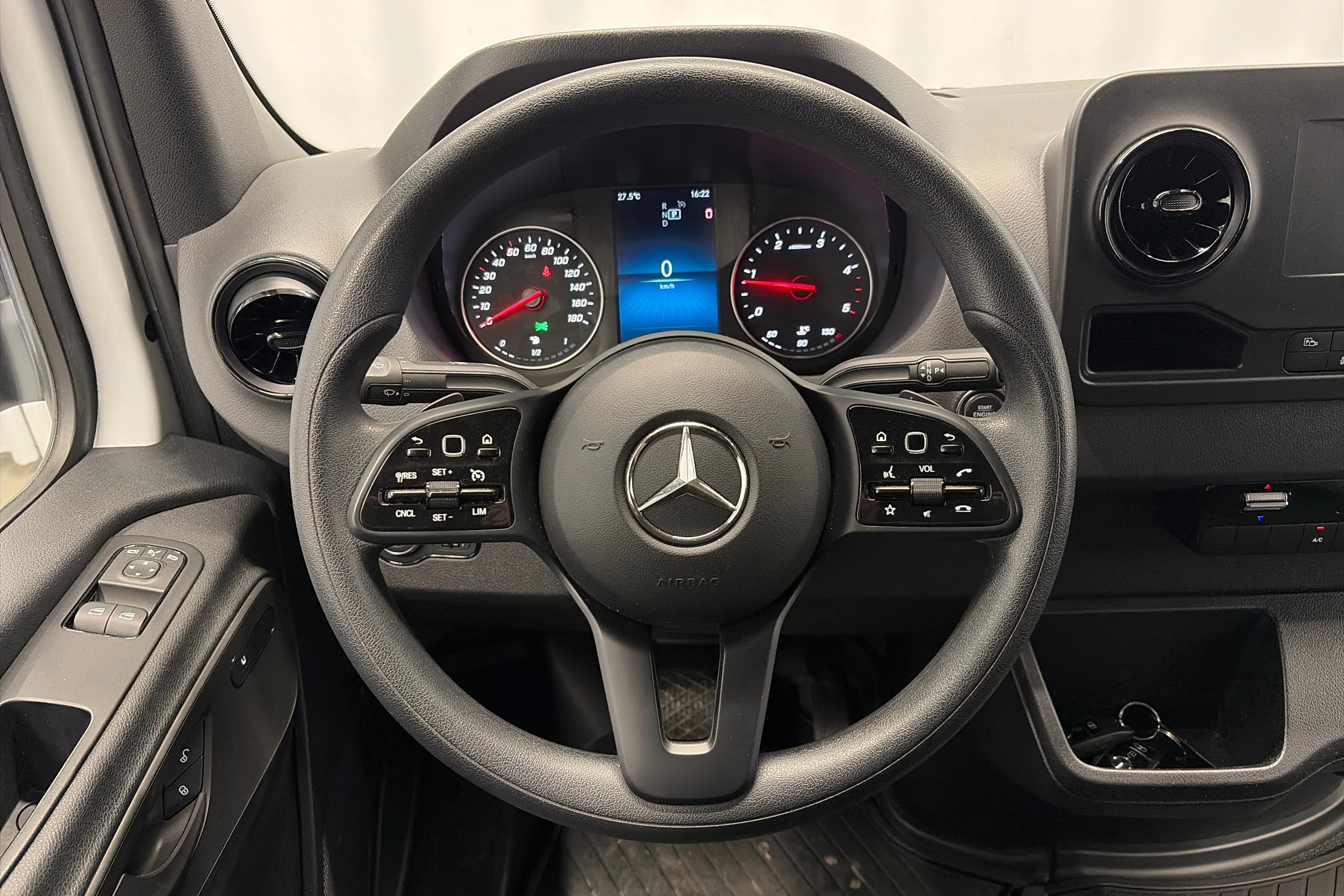 valkoinen Mercedes-Benz Sprinter 2023 kuva 15.
