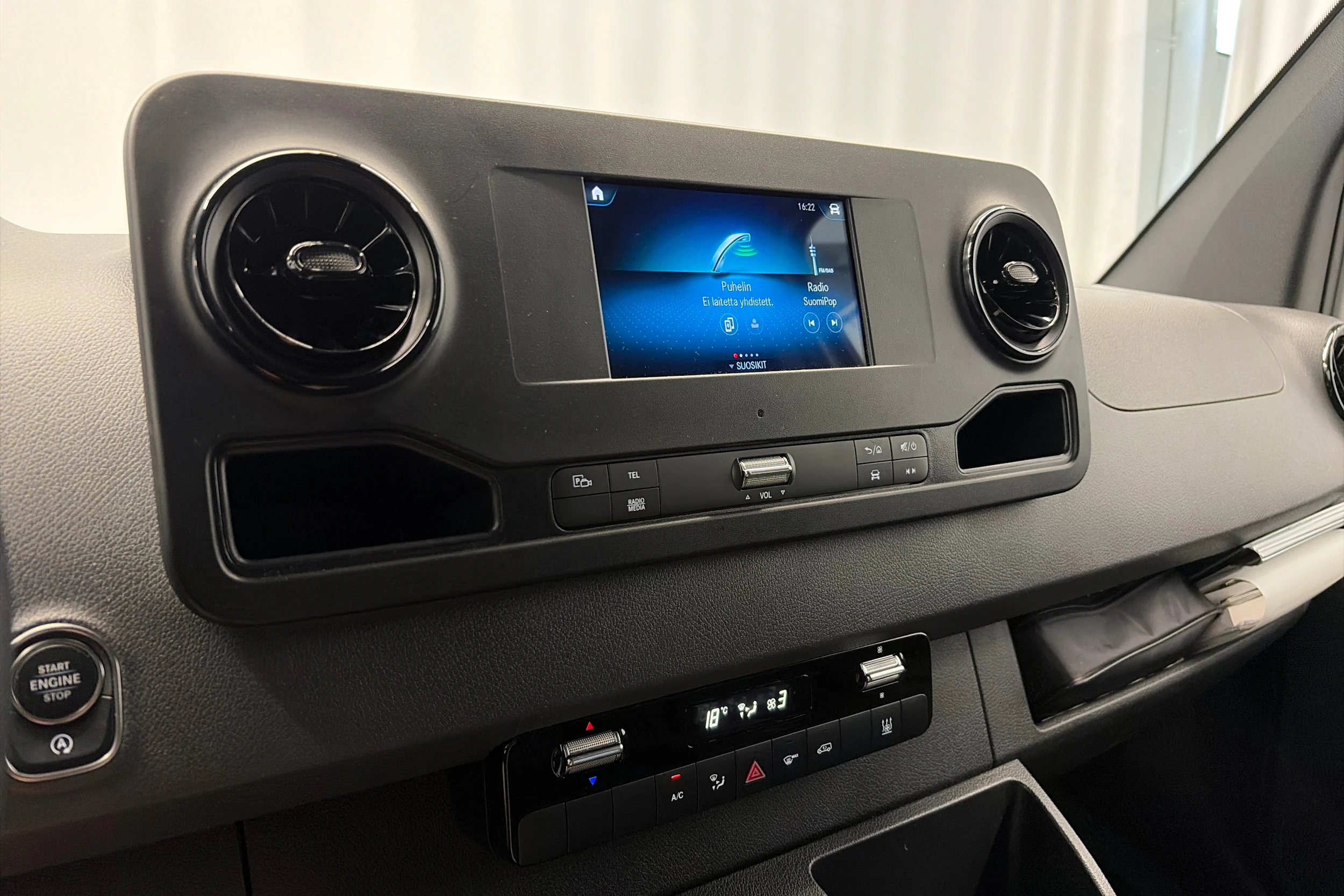 valkoinen Mercedes-Benz Sprinter 2023 kuva 16.