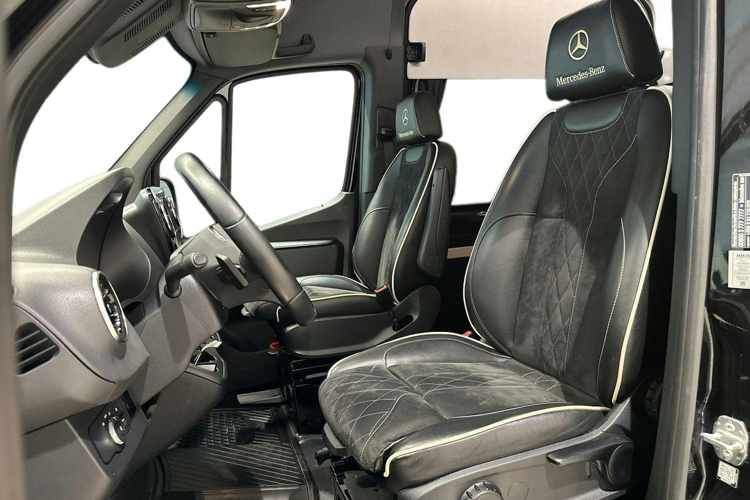 musta Mercedes-Benz Sprinter 2023 kuva 11.
