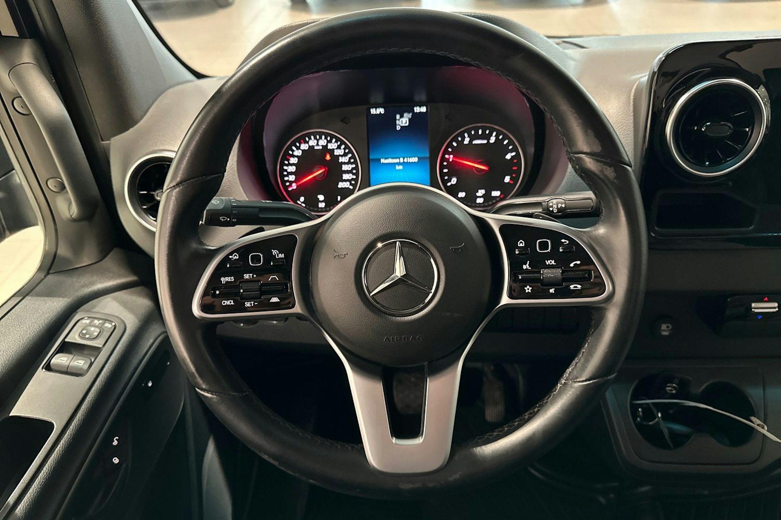 musta Mercedes-Benz Sprinter 2023 kuva 15.