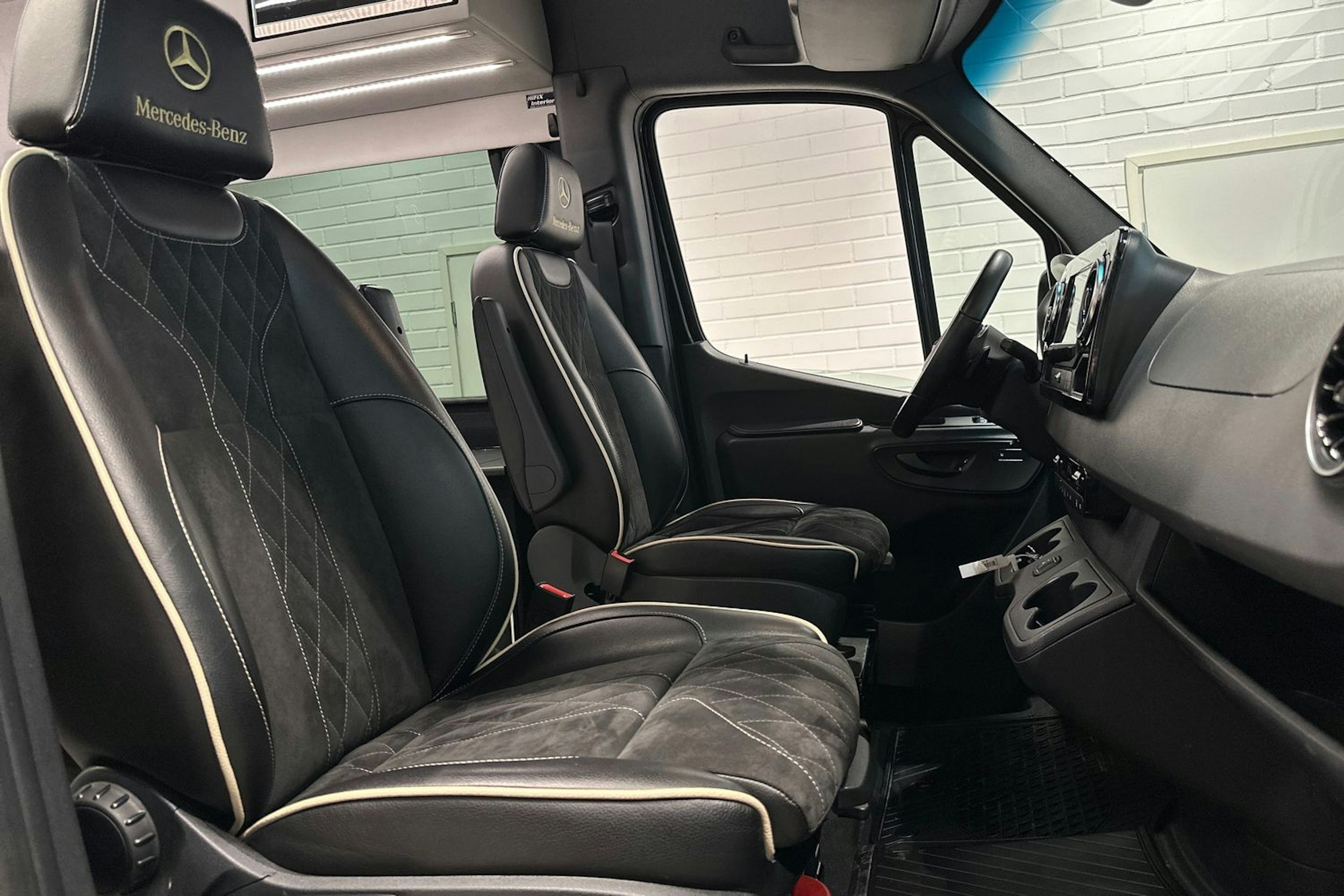 musta Mercedes-Benz Sprinter 2023 kuva 22.