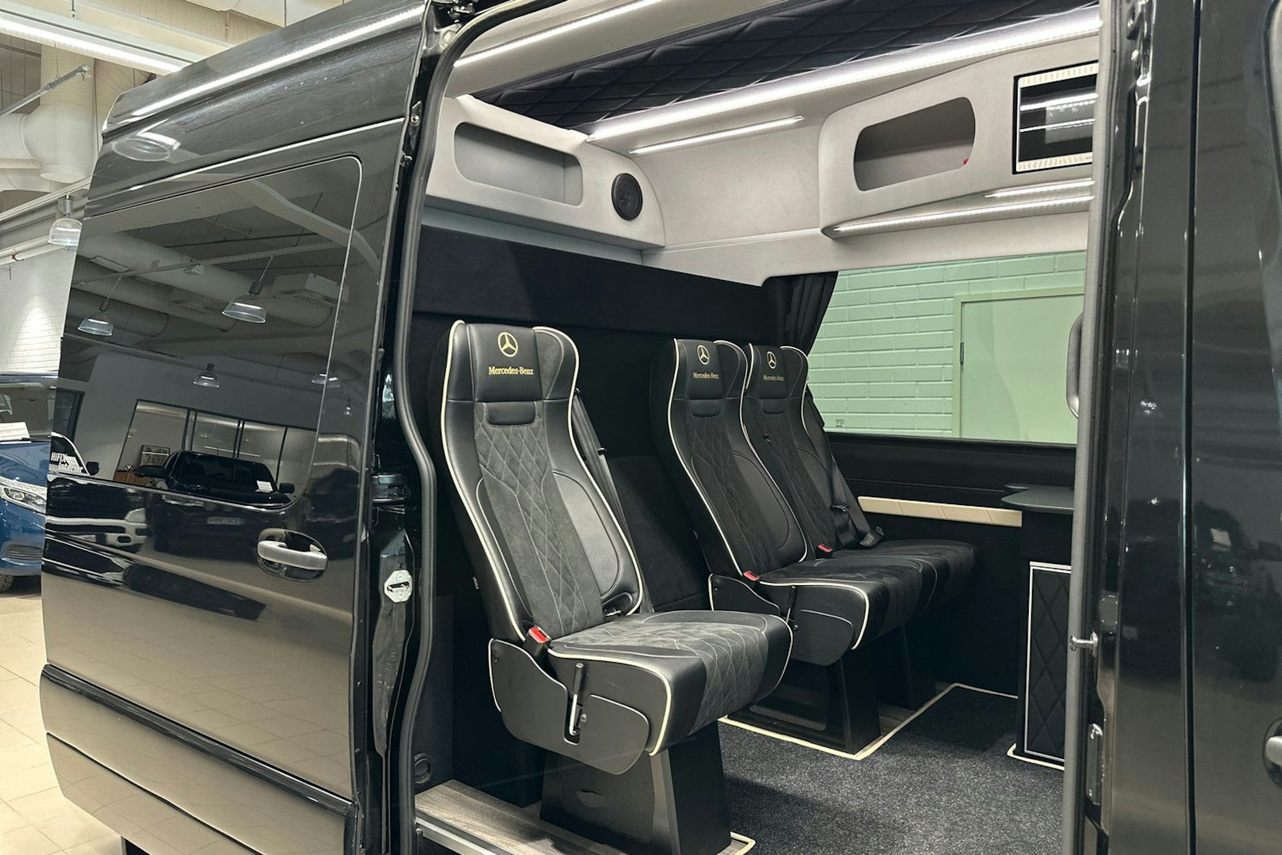 musta Mercedes-Benz Sprinter 2023 kuva 23.