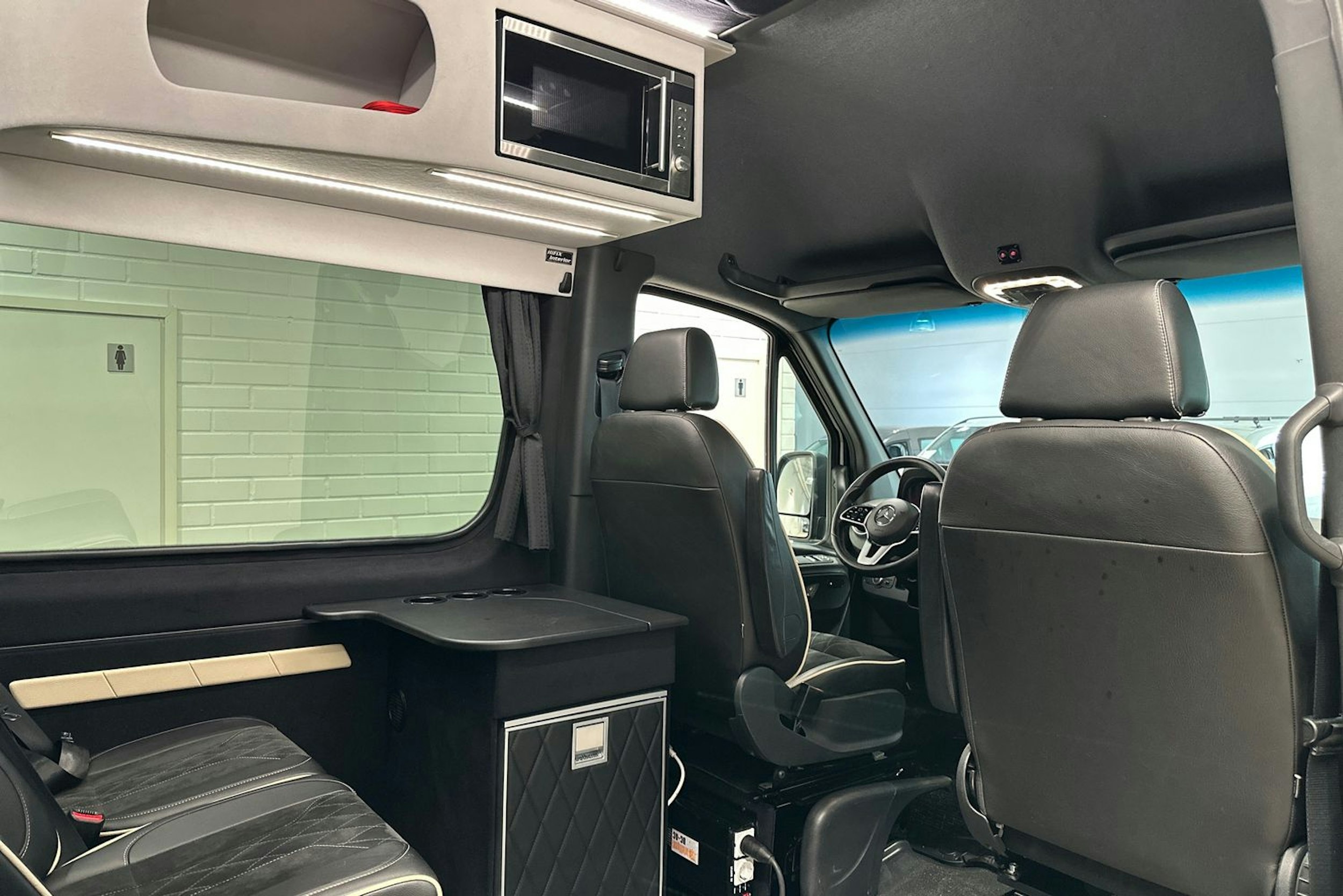 musta Mercedes-Benz Sprinter 2023 kuva 24.