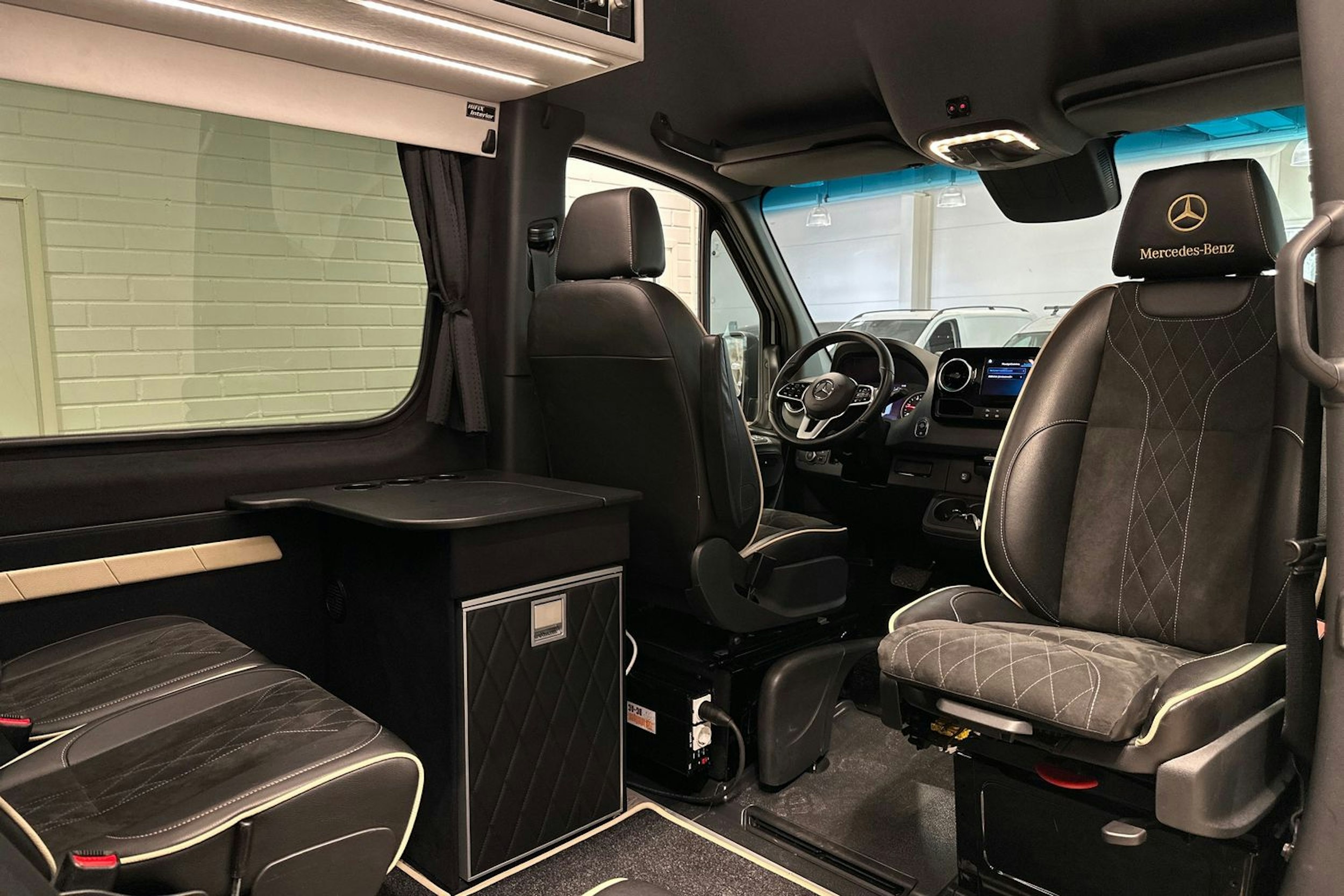 musta Mercedes-Benz Sprinter 2023 kuva 25.
