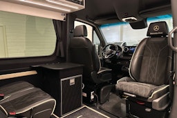 musta Mercedes-Benz Sprinter 2023 kuva 25.