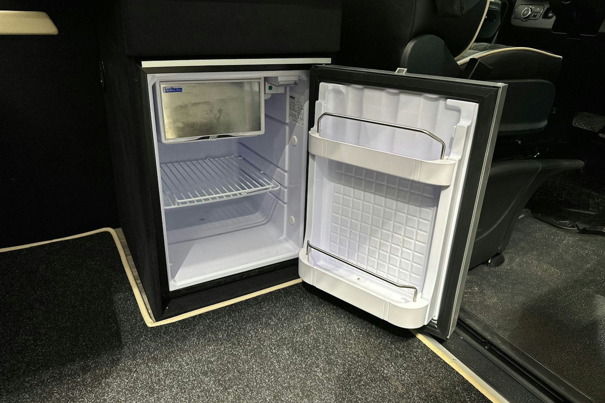 musta Mercedes-Benz Sprinter 2023 kuva 27.