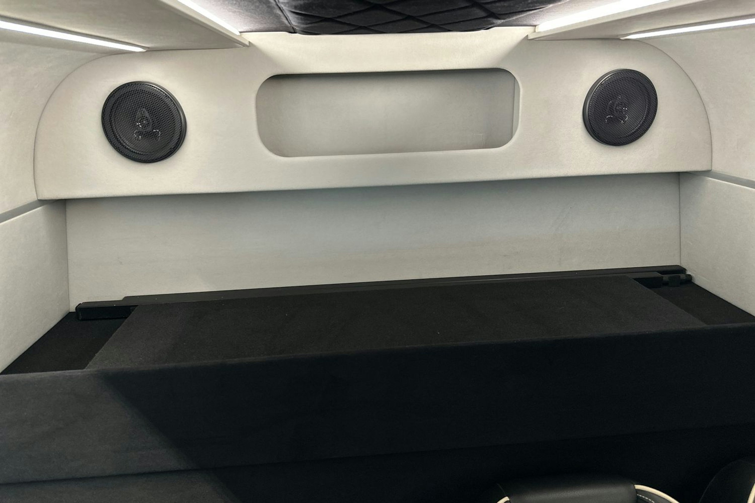 musta Mercedes-Benz Sprinter 2023 kuva 28.