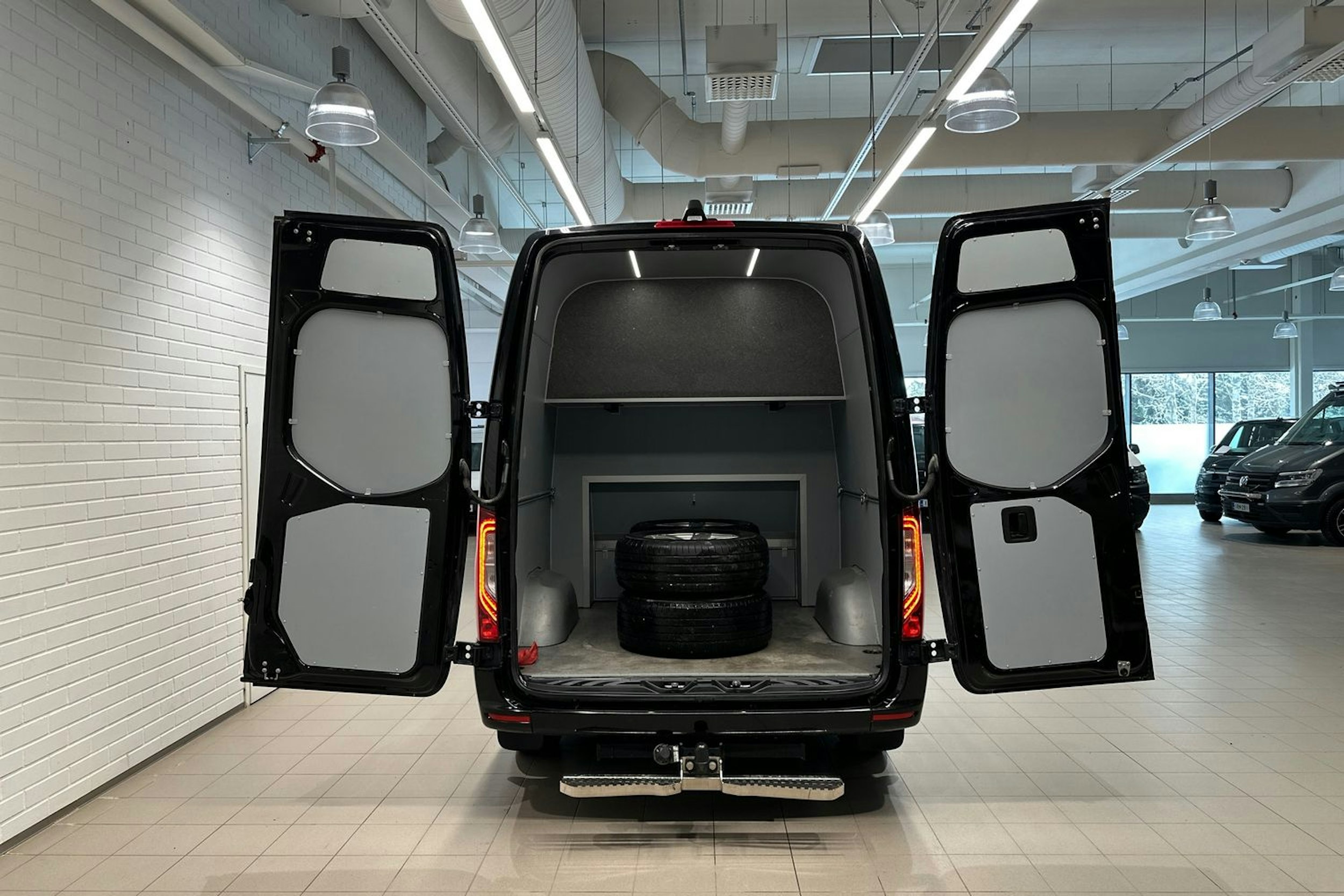 musta Mercedes-Benz Sprinter 2023 kuva 30.