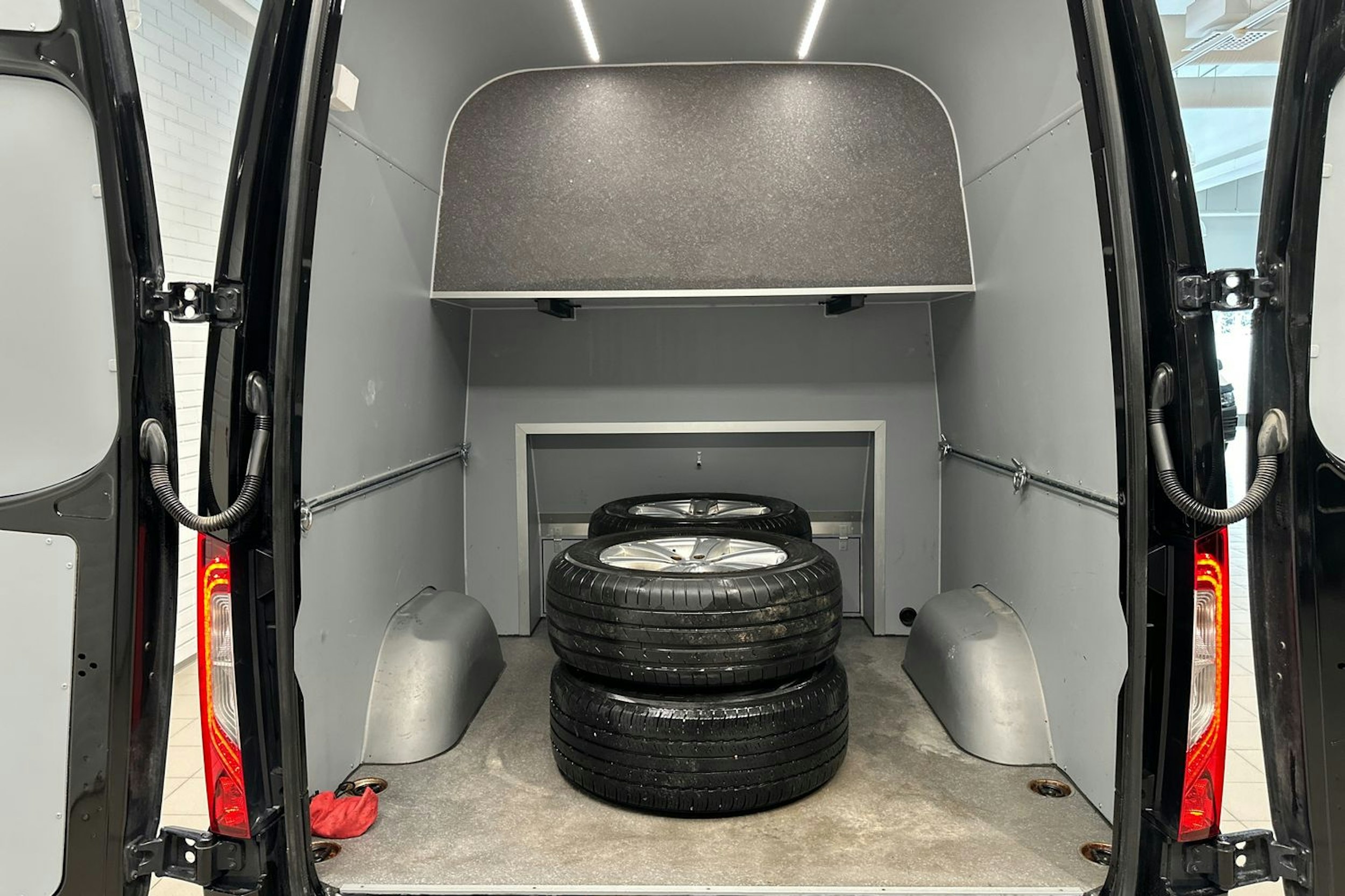 musta Mercedes-Benz Sprinter 2023 kuva 31.