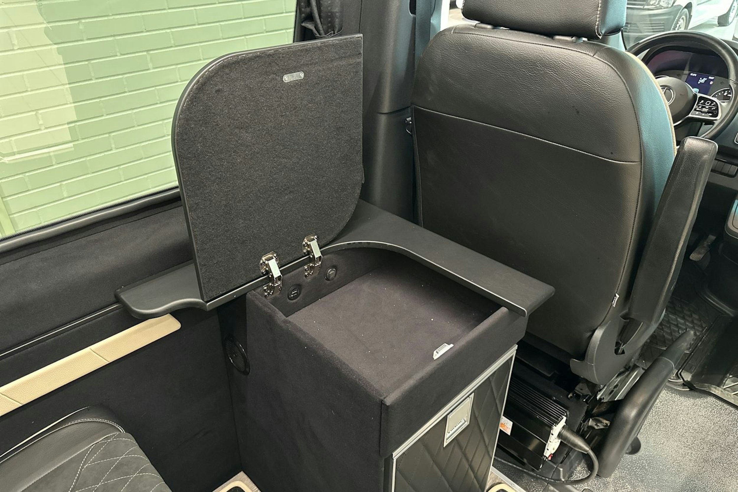 musta Mercedes-Benz Sprinter 2023 kuva 35.