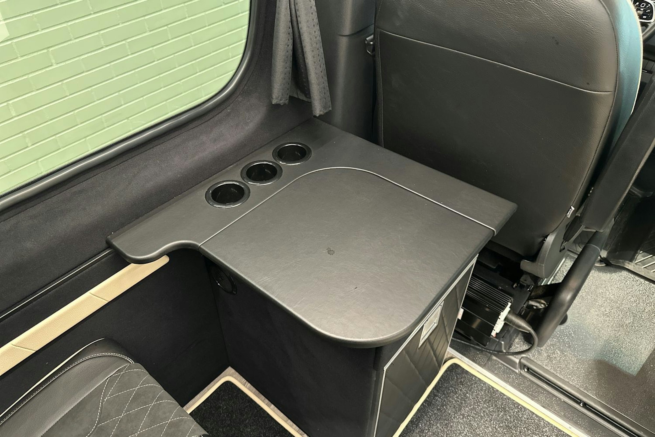 musta Mercedes-Benz Sprinter 2023 kuva 36.