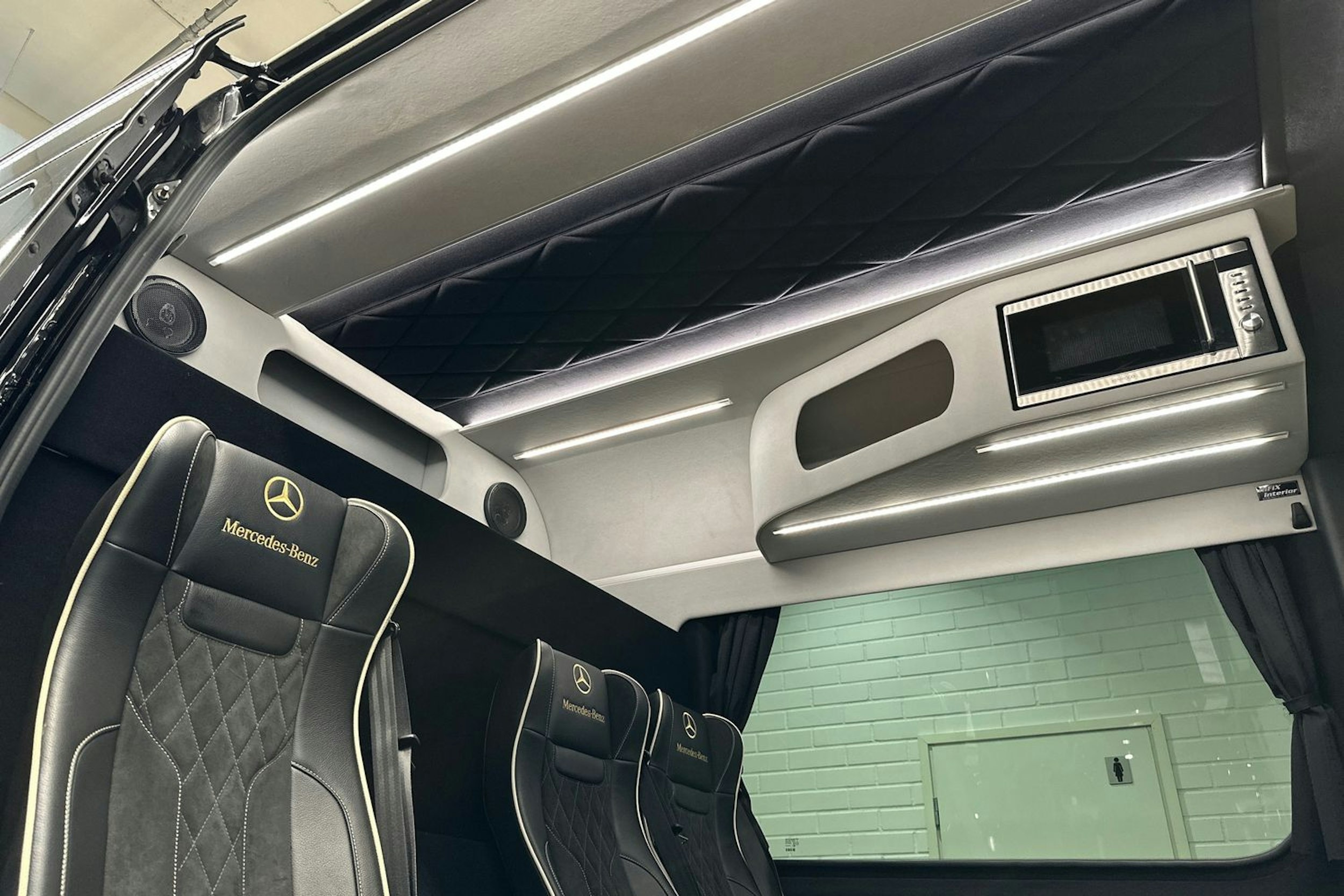 musta Mercedes-Benz Sprinter 2023 kuva 37.