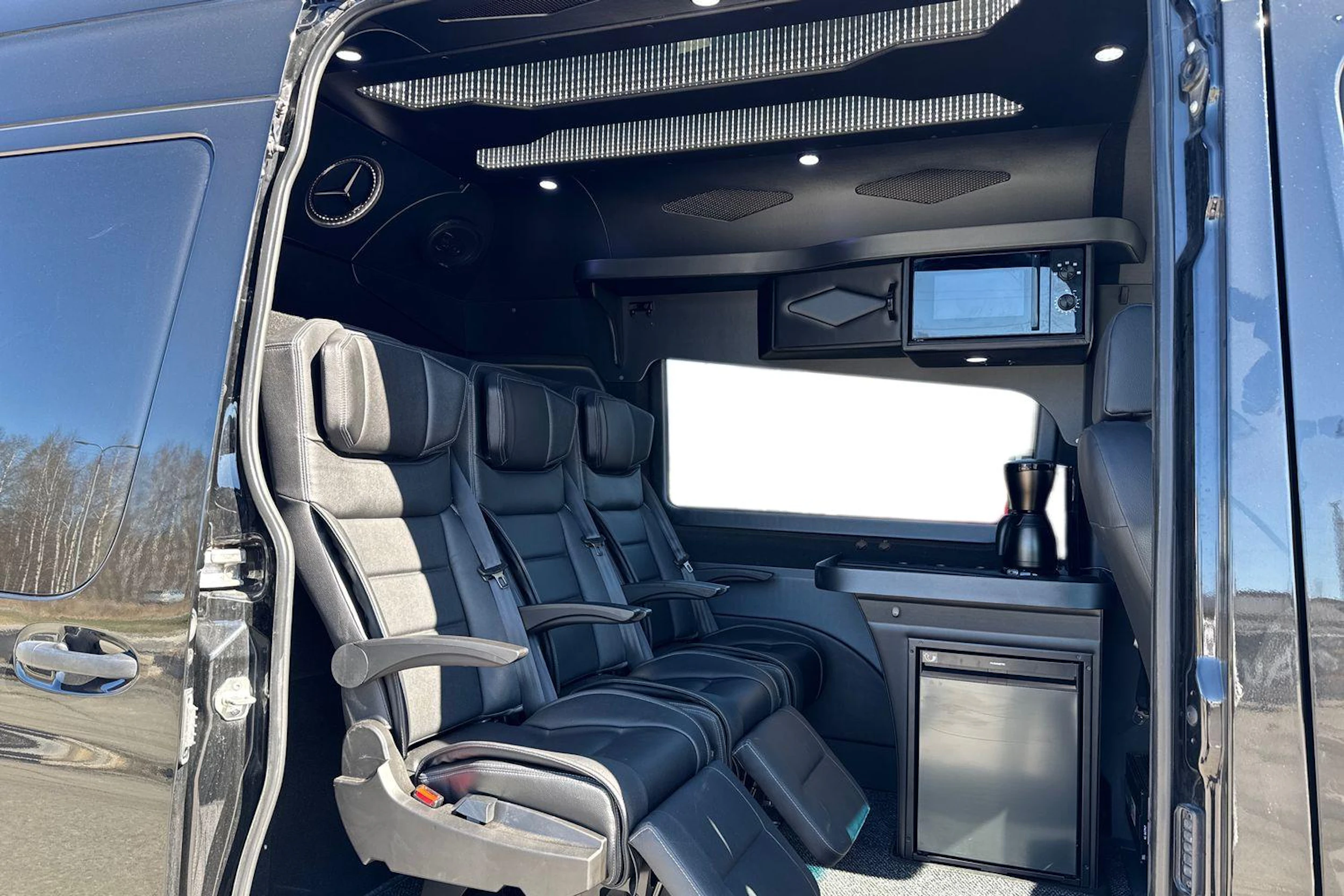 musta Mercedes-Benz Sprinter 2023 kuva 3.