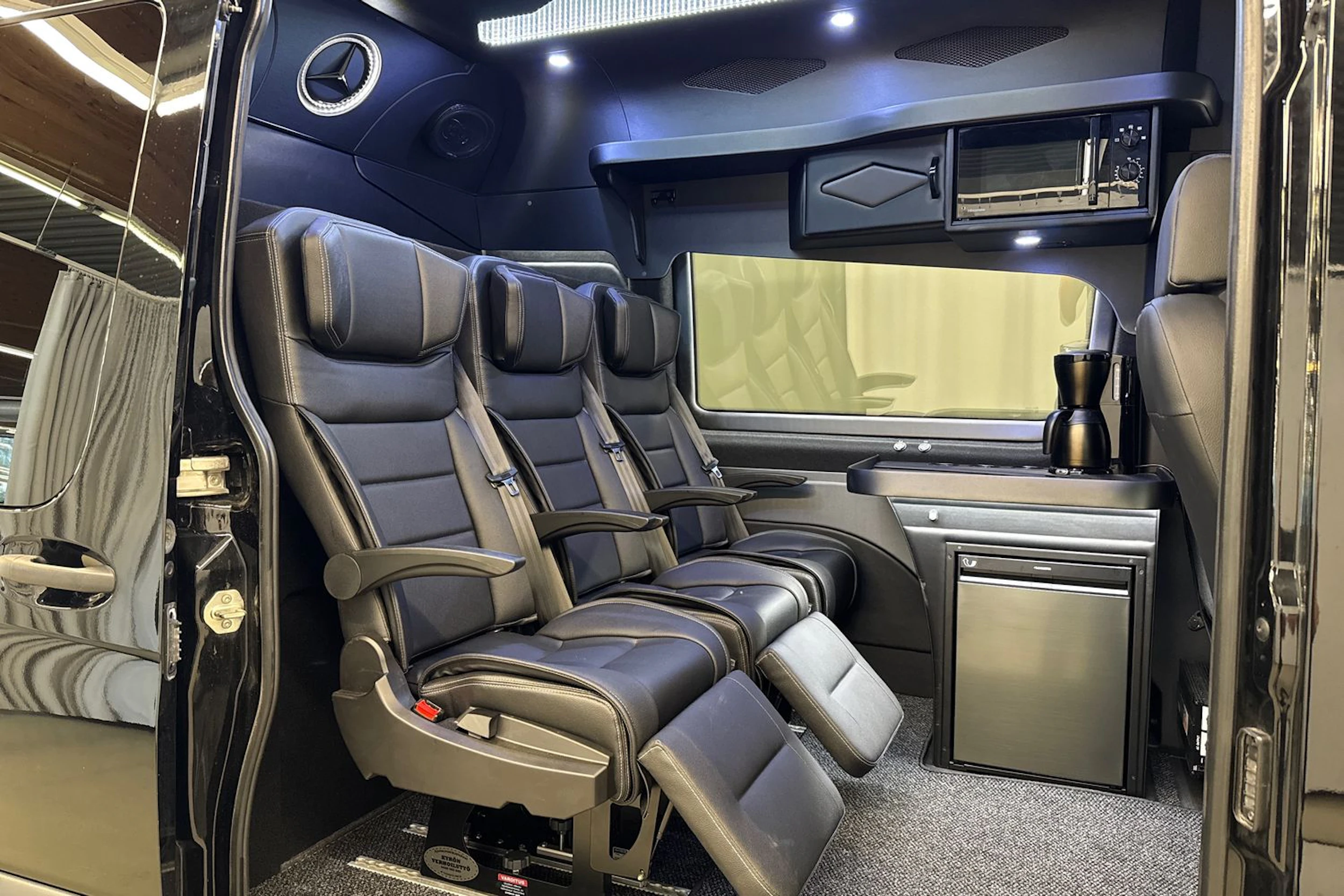 musta Mercedes-Benz Sprinter 2023 kuva 23.