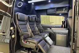 musta Mercedes-Benz Sprinter 2023 kuva 23.