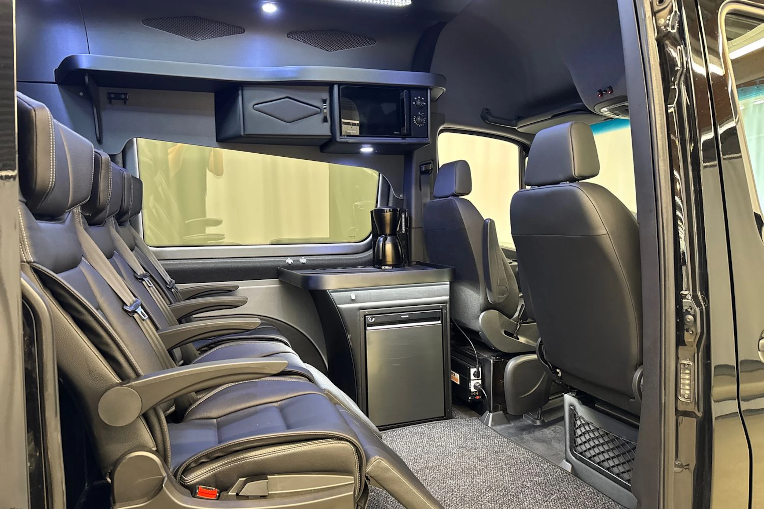 musta Mercedes-Benz Sprinter 2023 kuva 24.