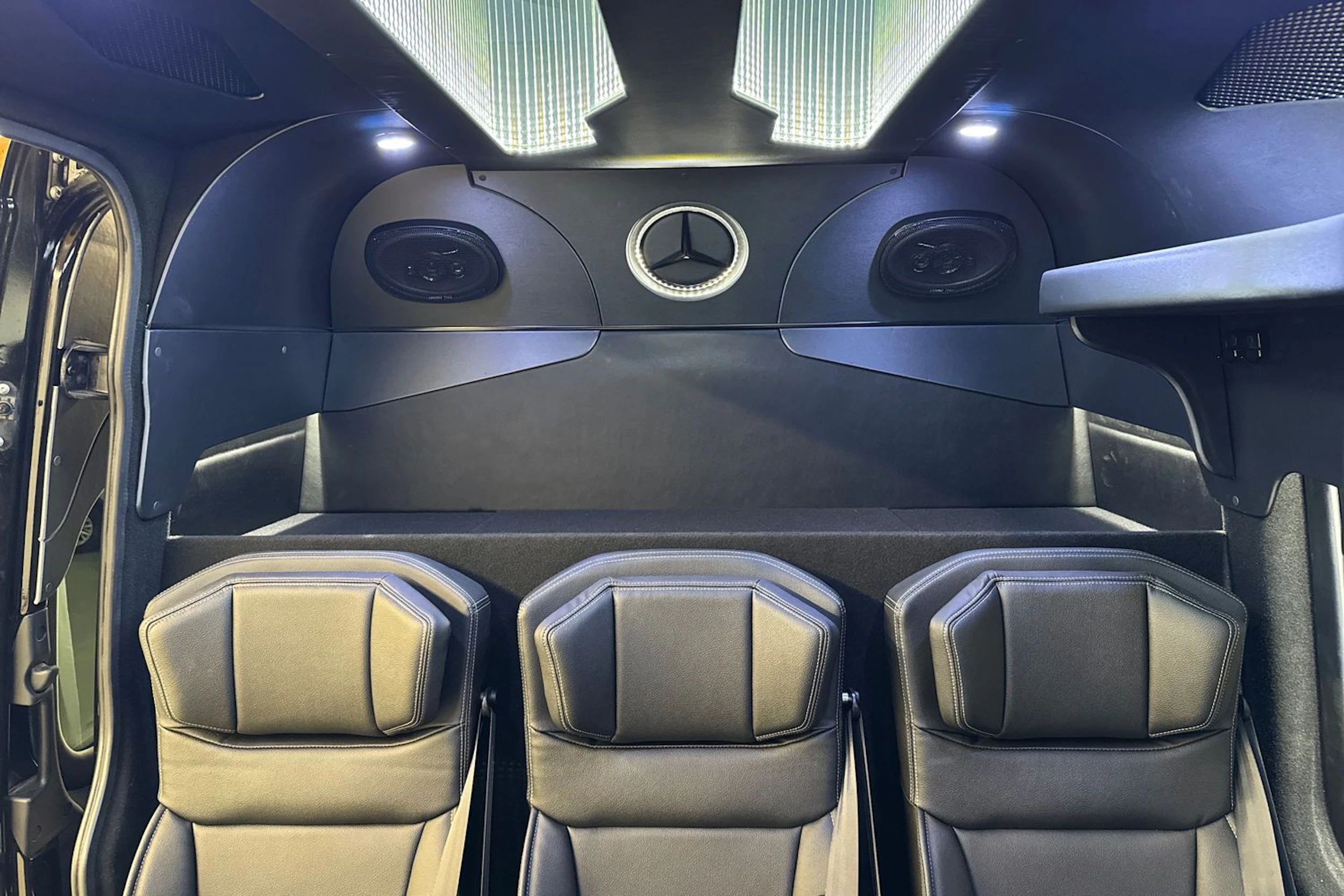 musta Mercedes-Benz Sprinter 2023 kuva 25.