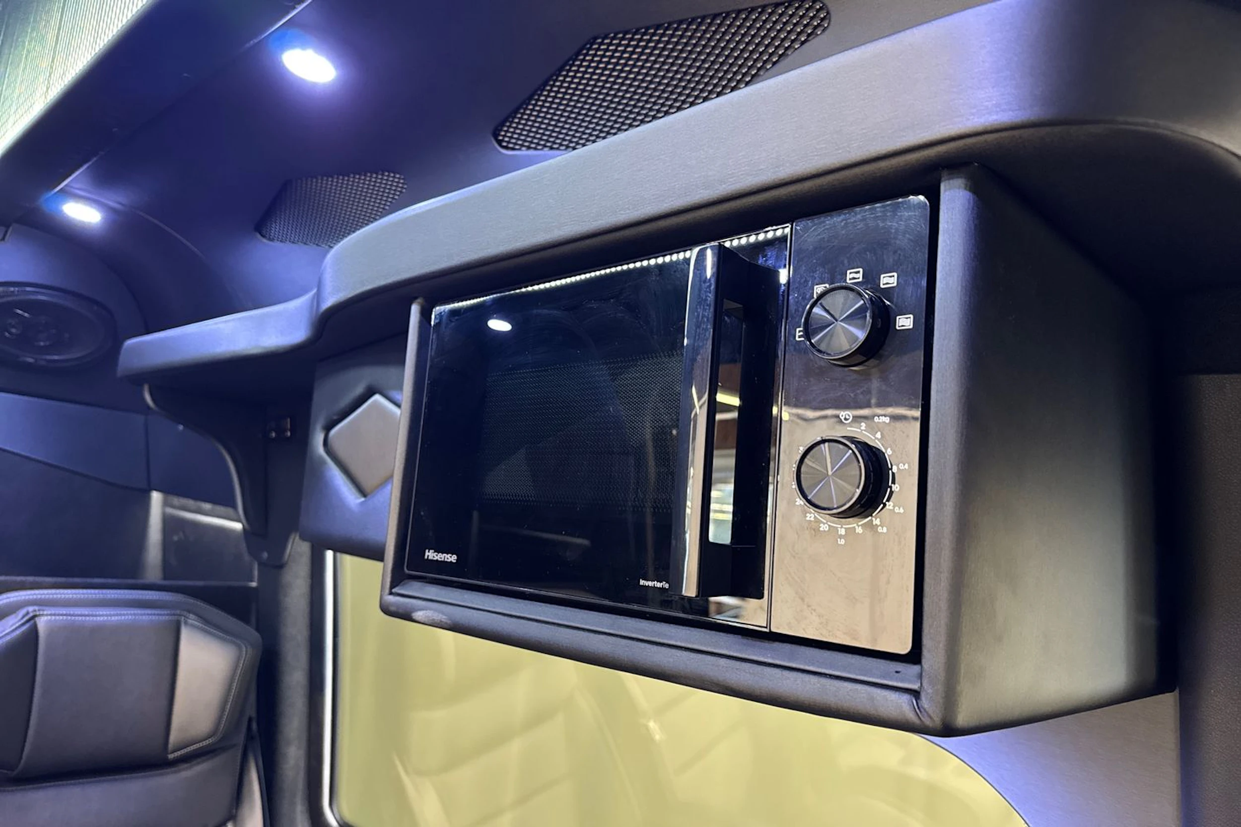 musta Mercedes-Benz Sprinter 2023 kuva 27.