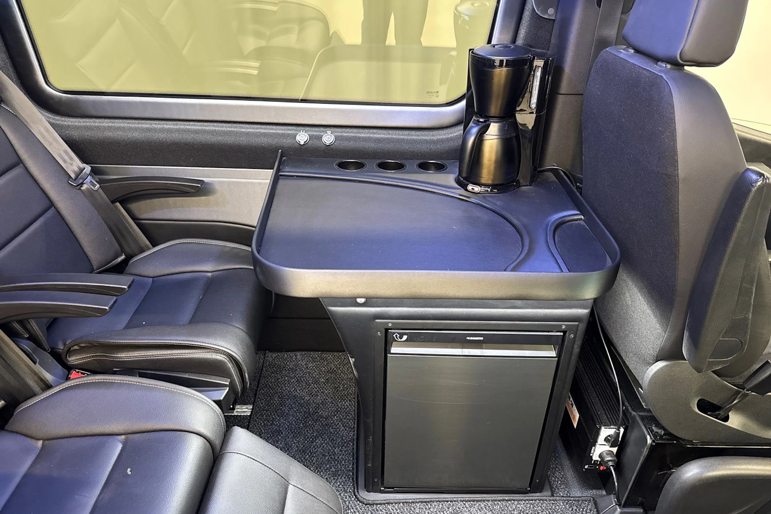 musta Mercedes-Benz Sprinter 2023 kuva 28.