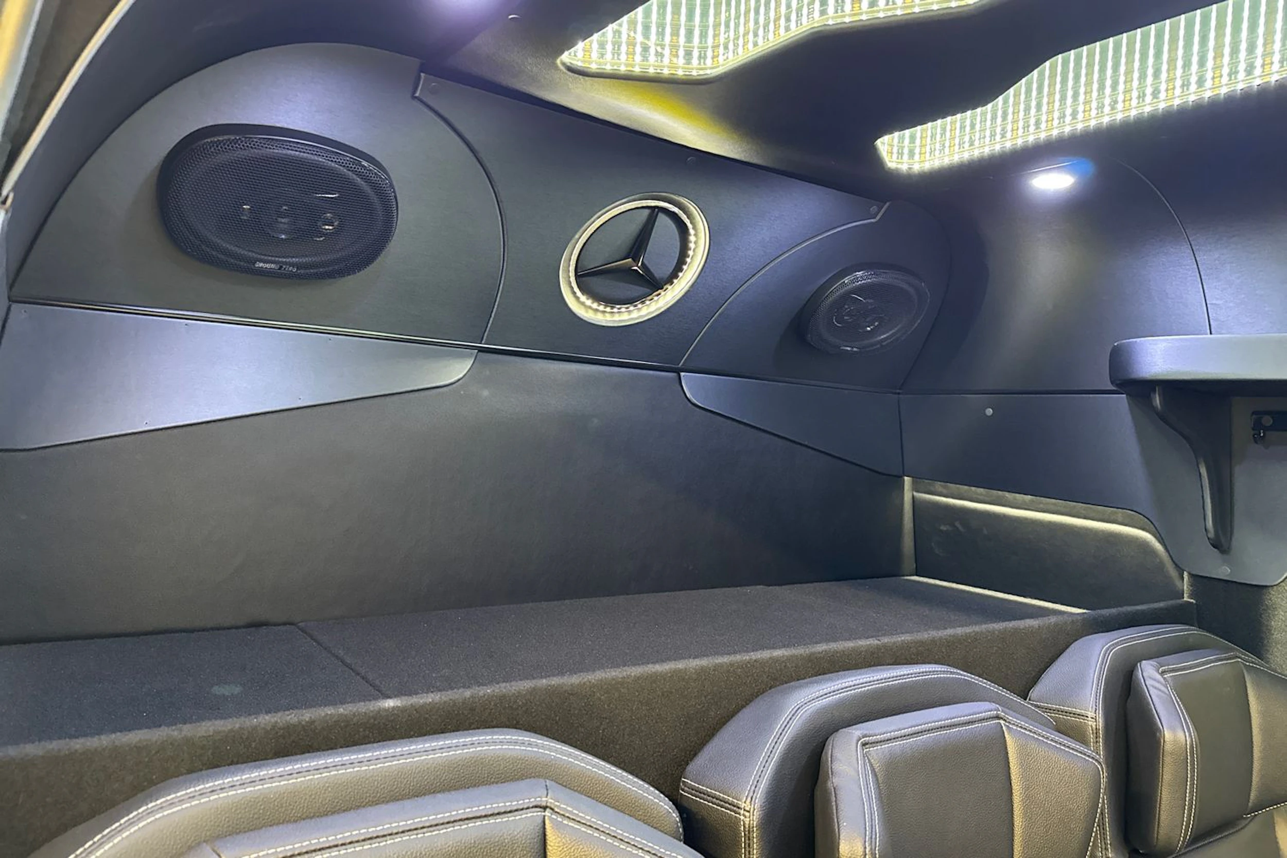 musta Mercedes-Benz Sprinter 2023 kuva 29.