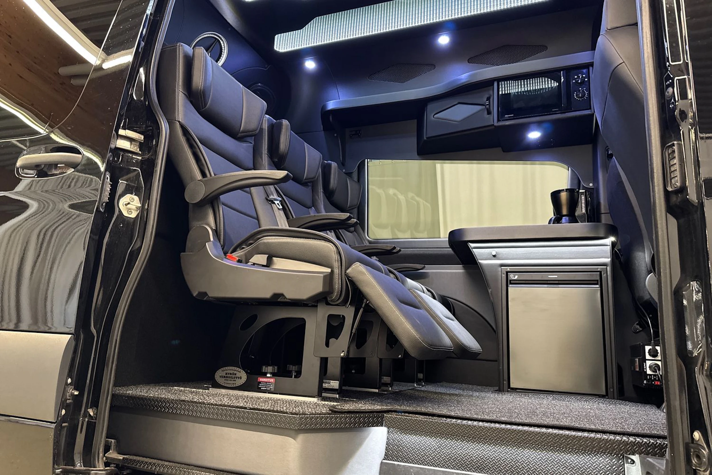 musta Mercedes-Benz Sprinter 2023 kuva 30.