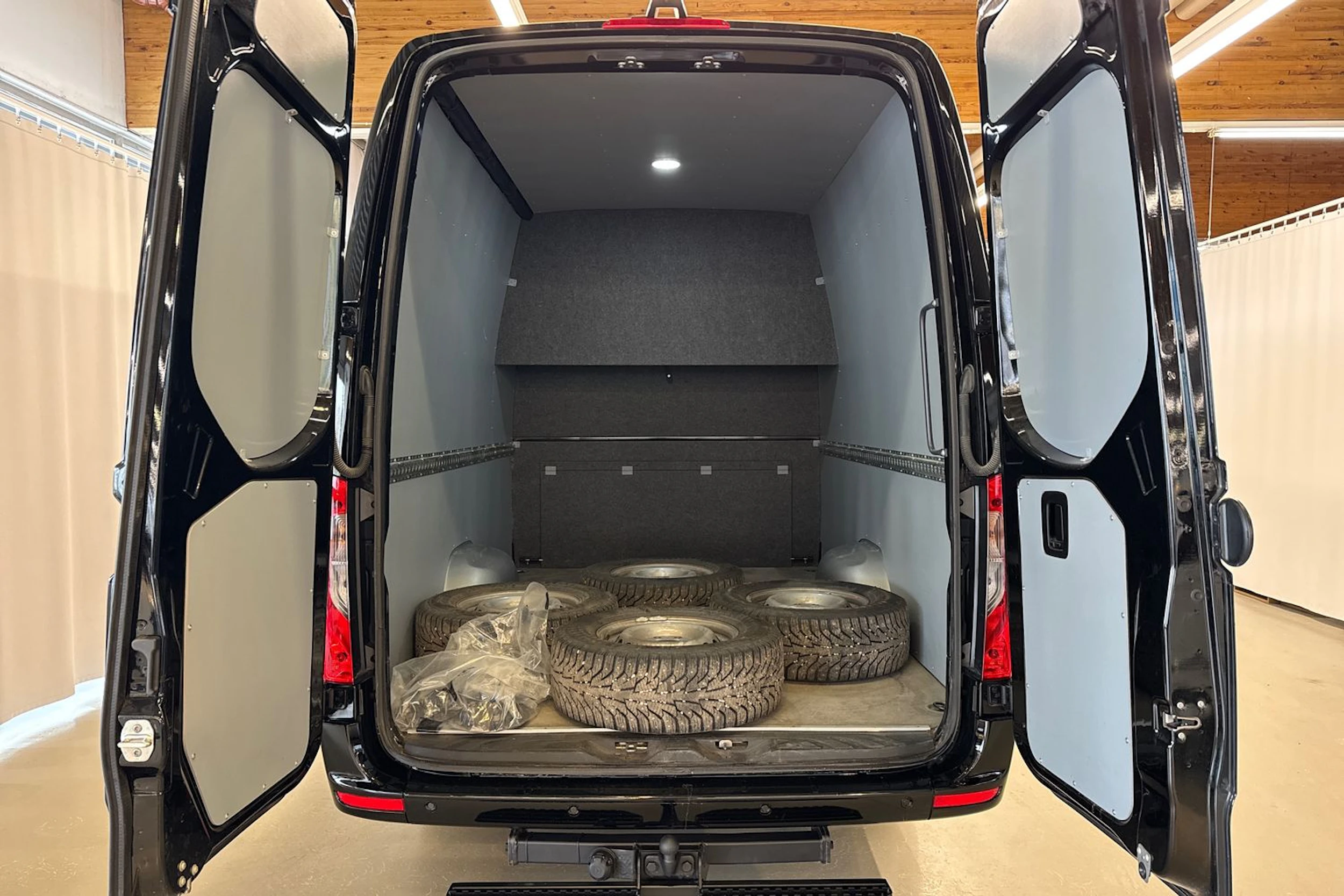 musta Mercedes-Benz Sprinter 2023 kuva 32.