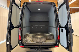 musta Mercedes-Benz Sprinter 2023 kuva 32.