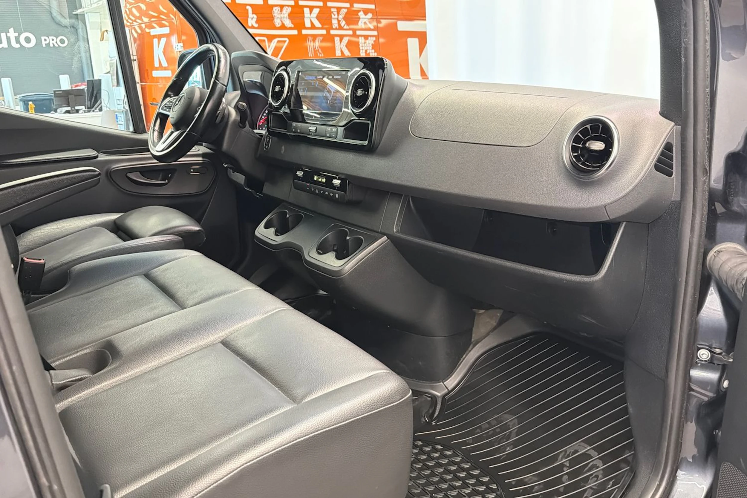 harmaa Mercedes-Benz Sprinter 2023 kuva 25.