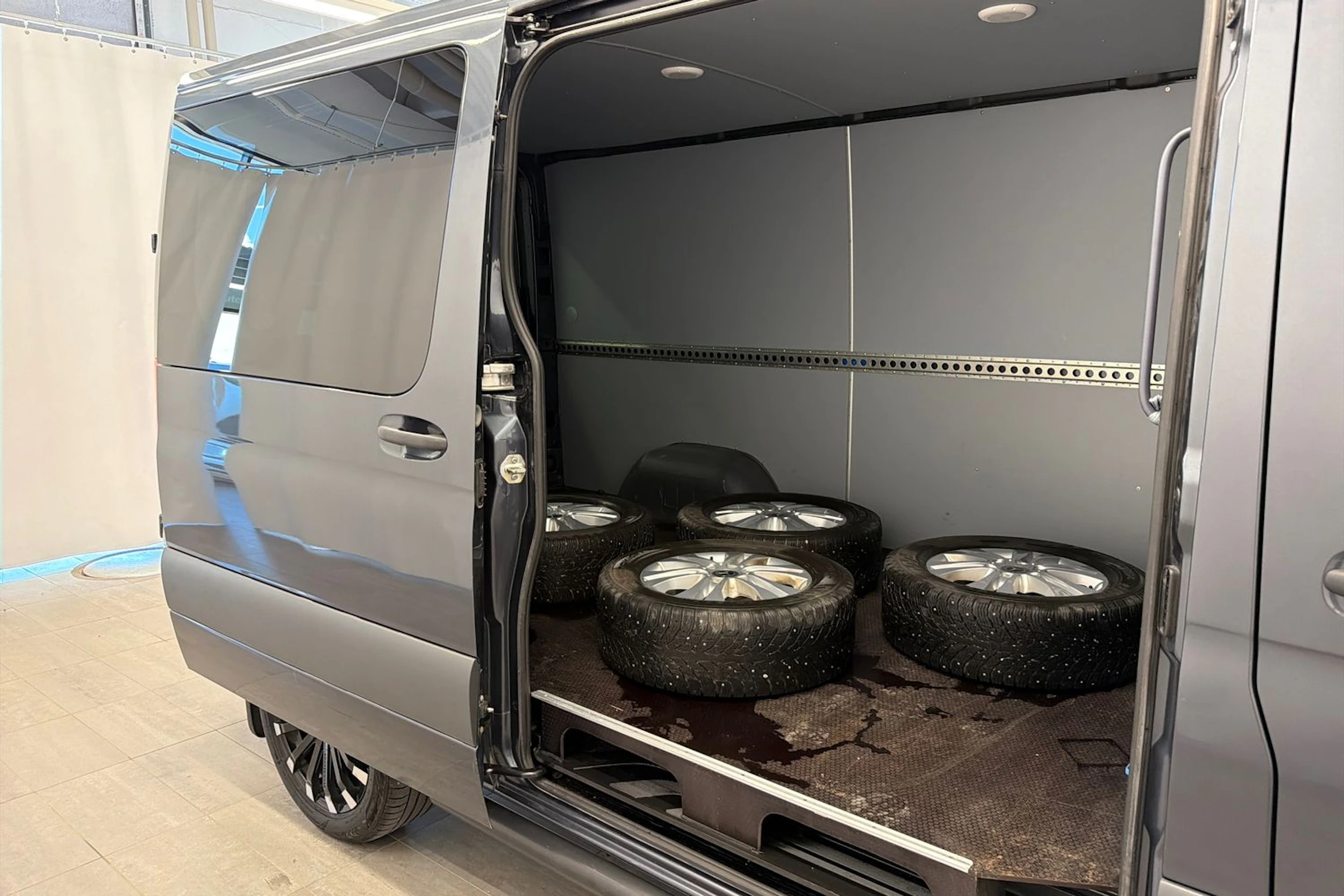 harmaa Mercedes-Benz Sprinter 2023 kuva 26.