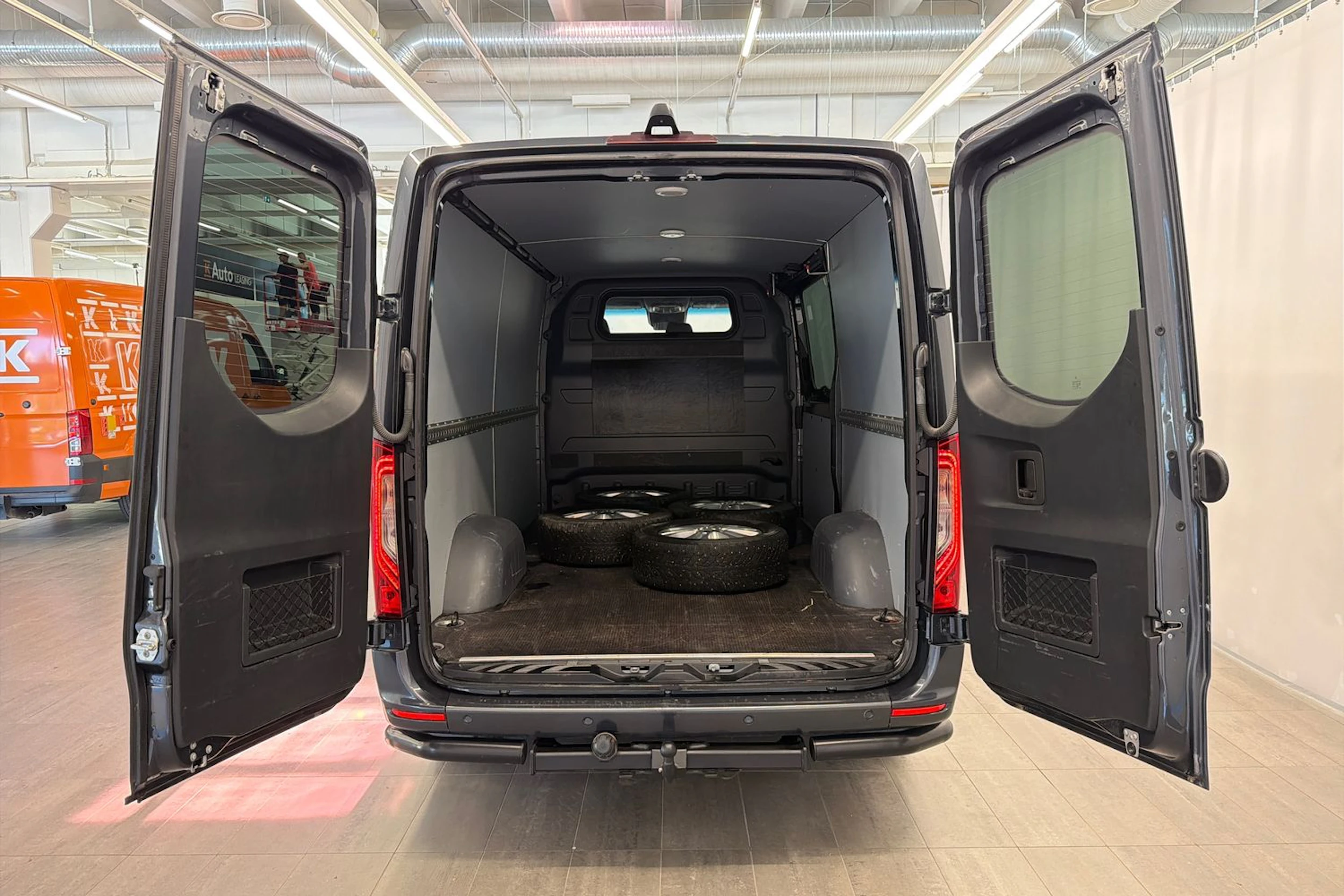 harmaa Mercedes-Benz Sprinter 2023 kuva 28.