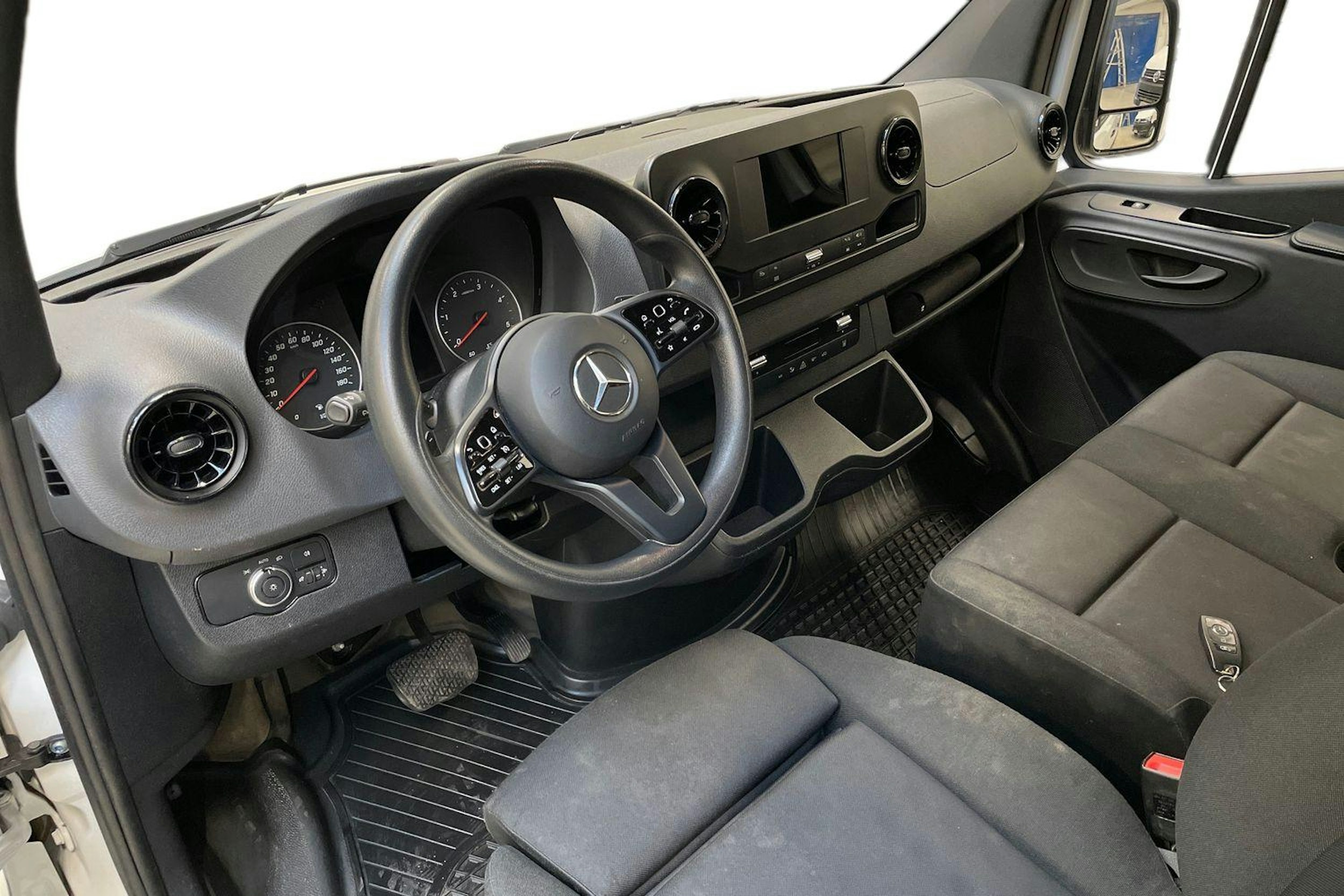 valkoinen Mercedes-Benz Sprinter 2024 kuva 9.