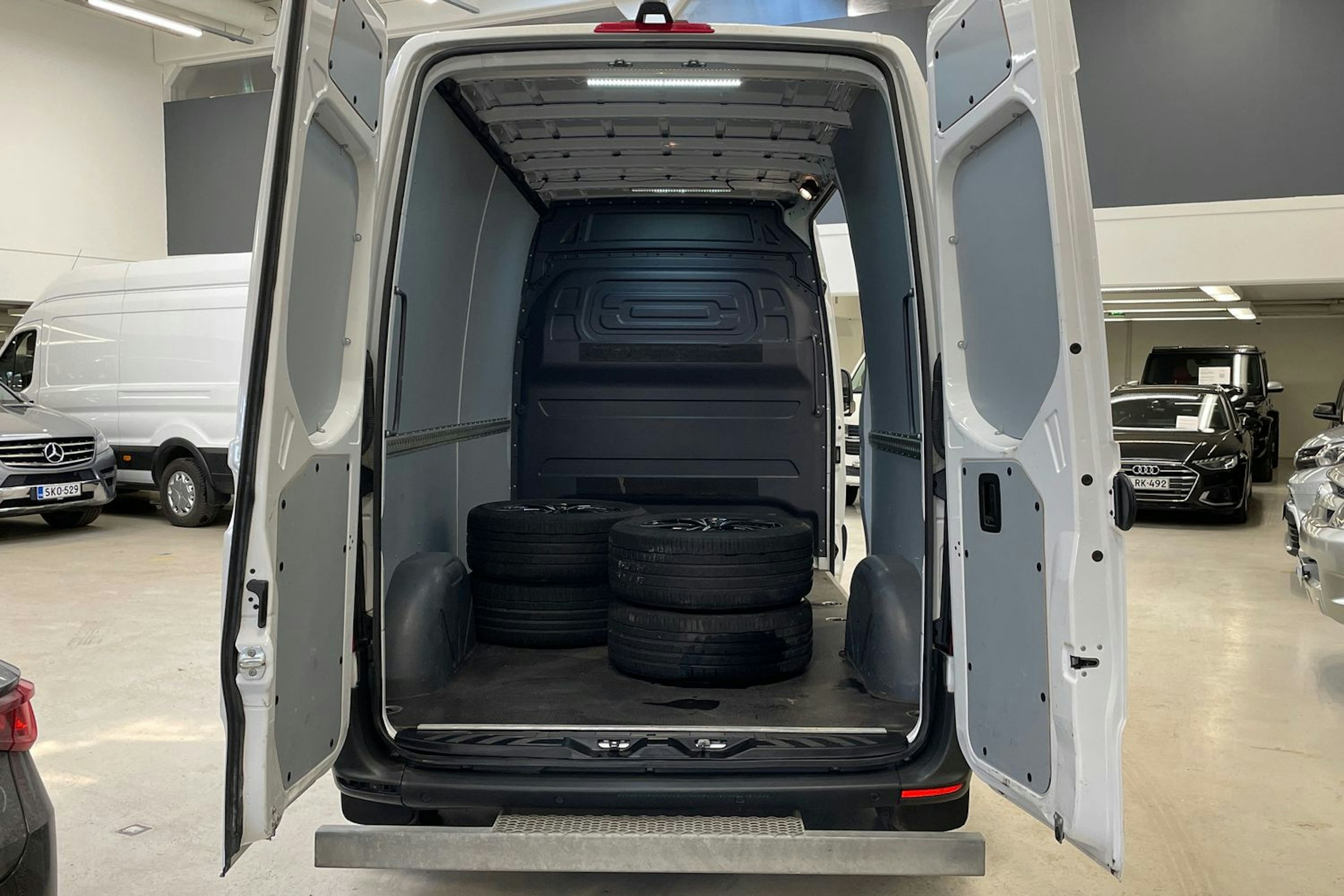 valkoinen Mercedes-Benz Sprinter 2024 kuva 15.