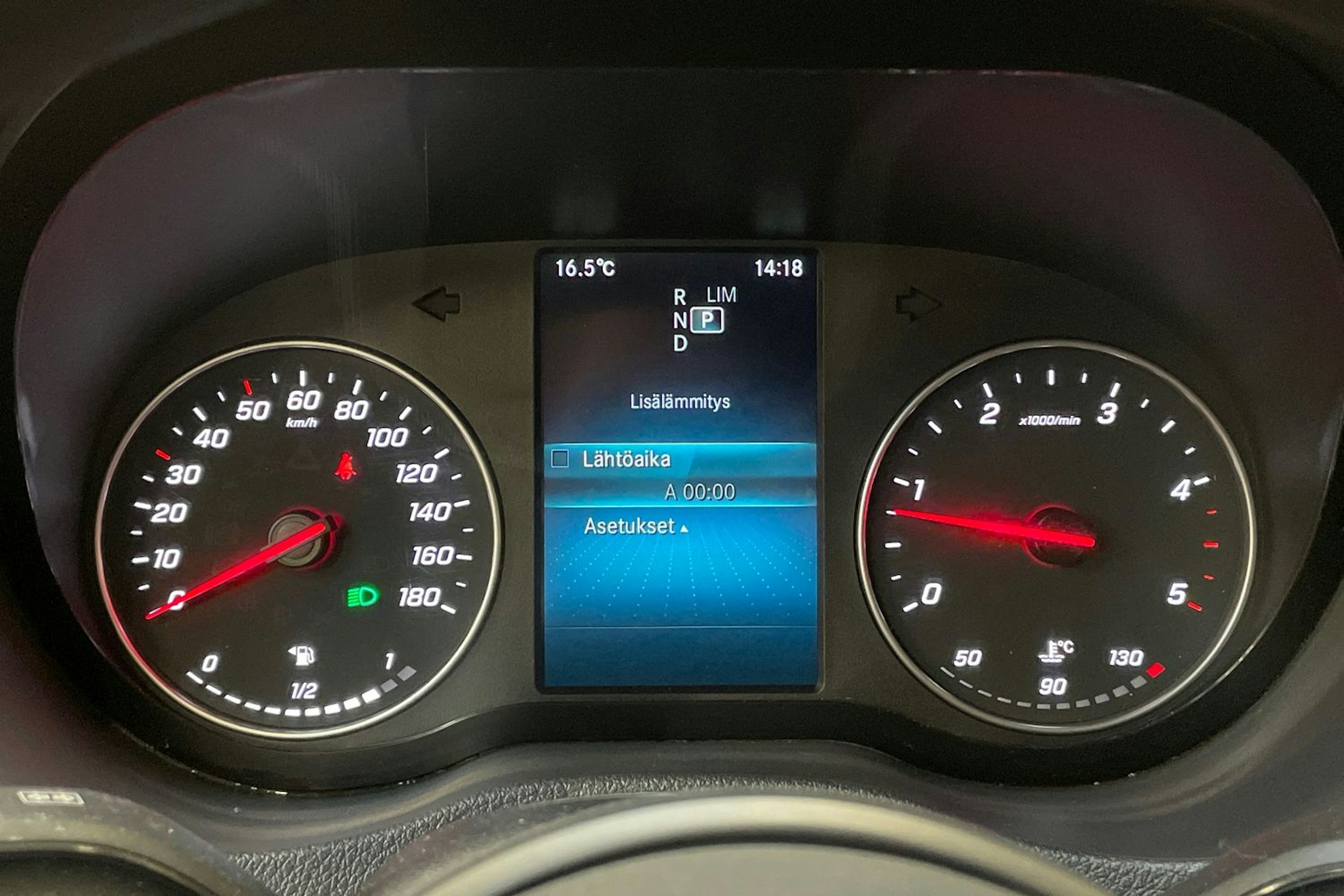 valkoinen Mercedes-Benz Sprinter 2024 kuva 18.