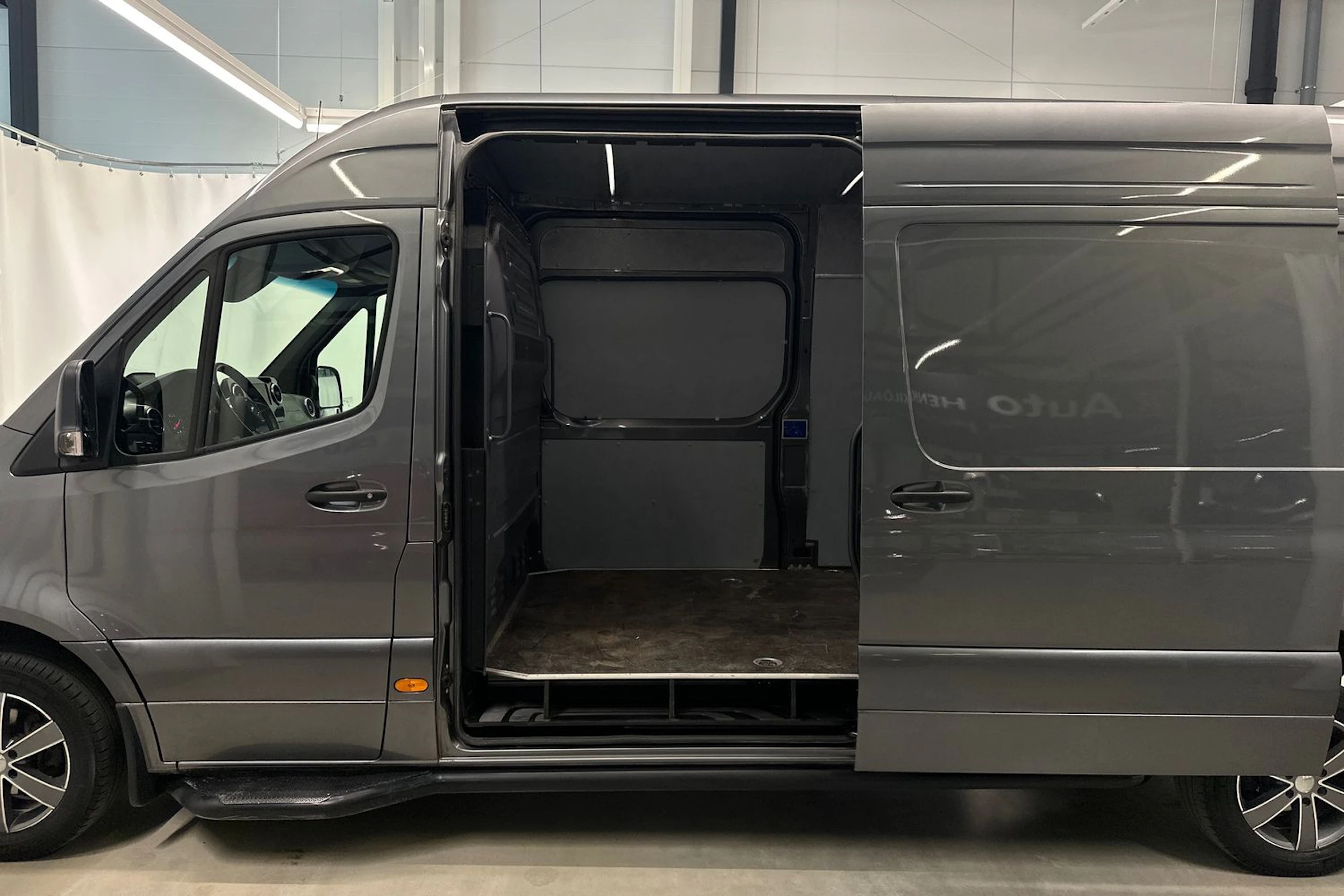 harmaa Mercedes-Benz Sprinter 2025 kuva 29.