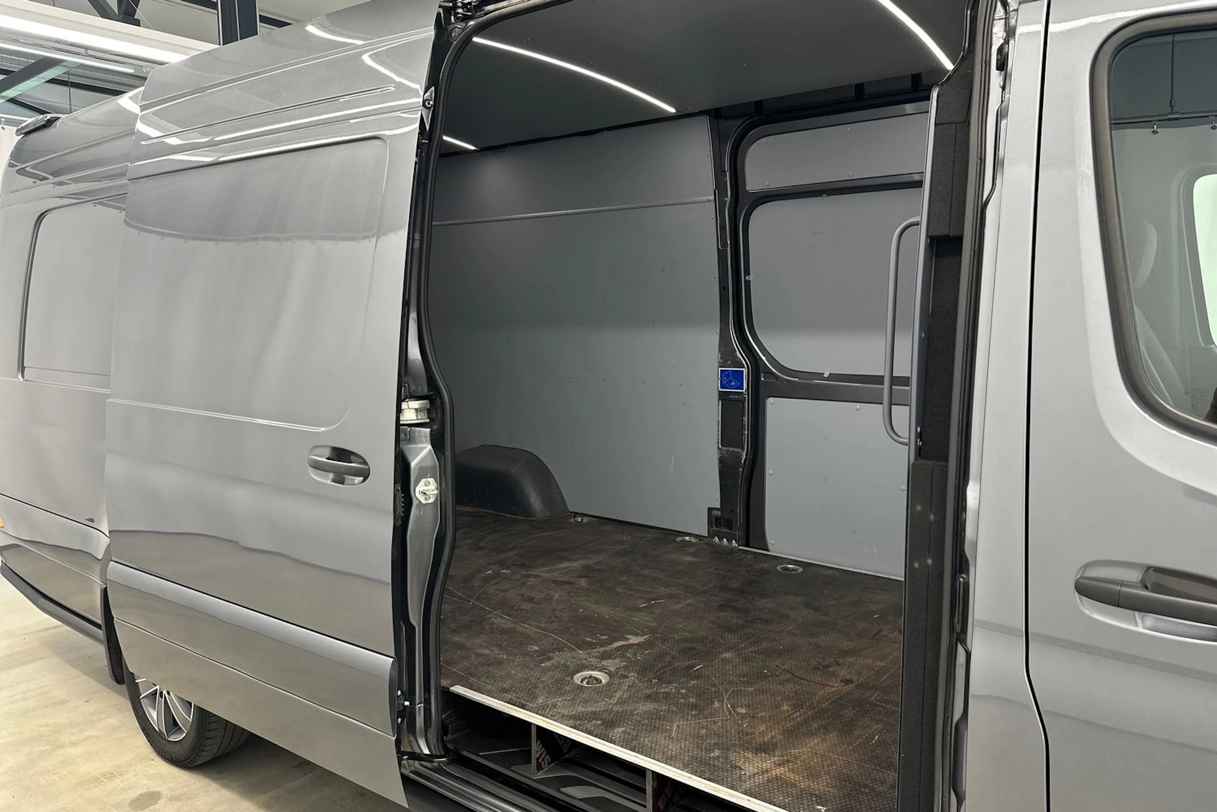 harmaa Mercedes-Benz Sprinter 2025 kuva 32.