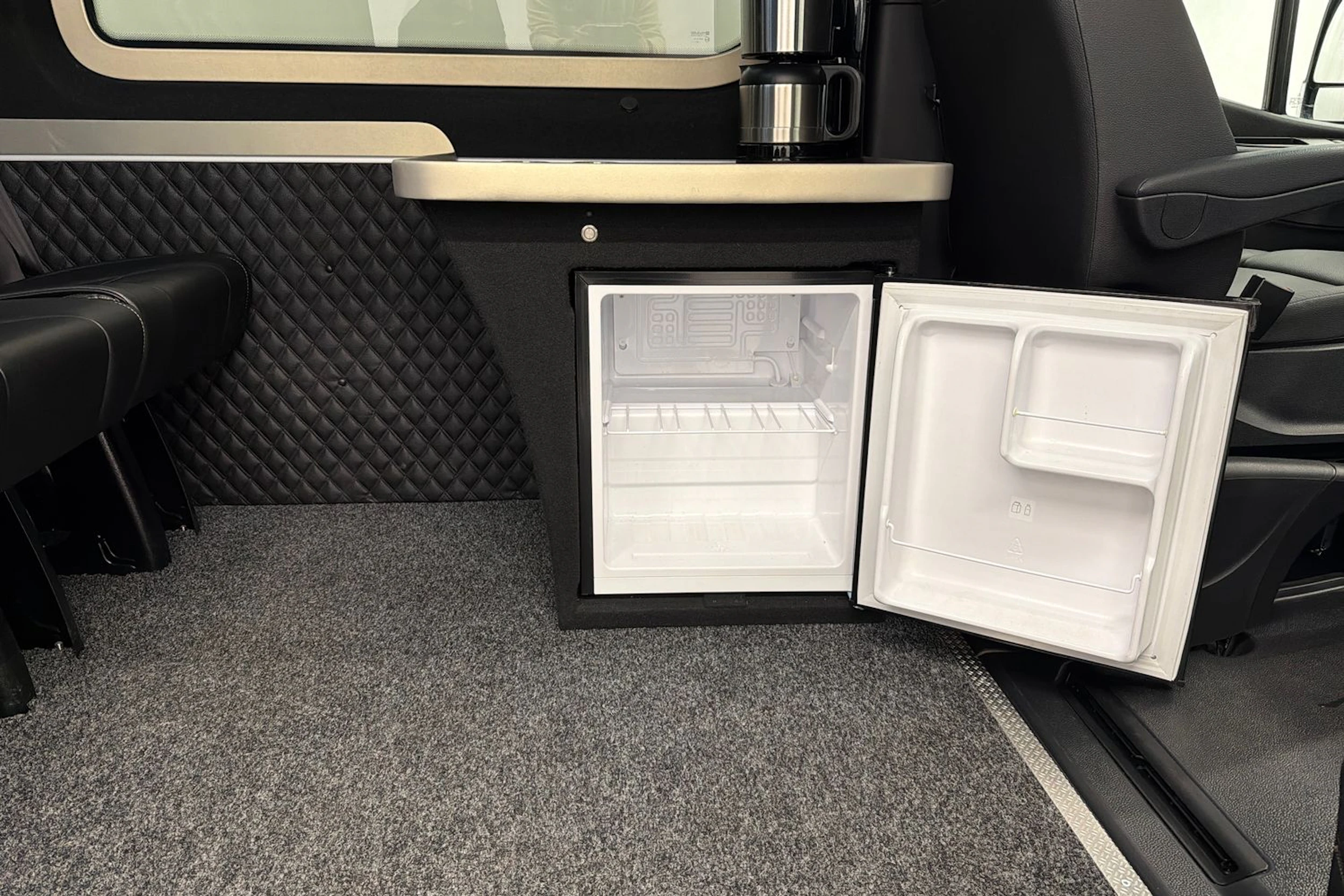 musta Mercedes-Benz Sprinter 2024 kuva 11.