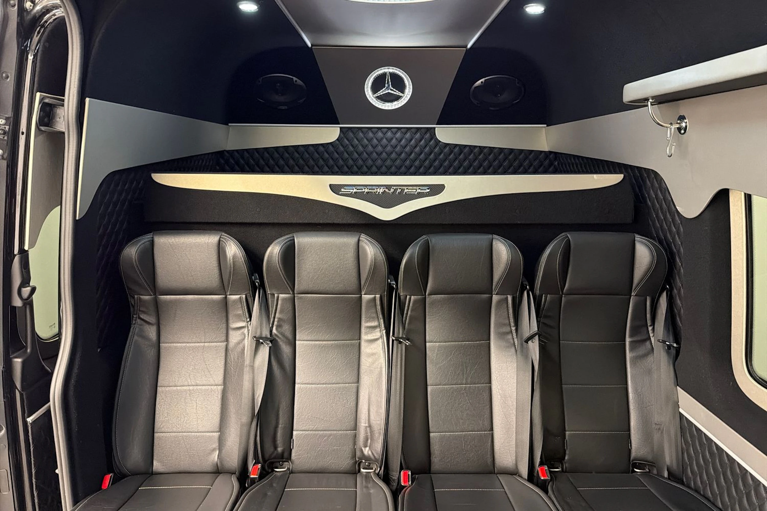 musta Mercedes-Benz Sprinter 2024 kuva 13.