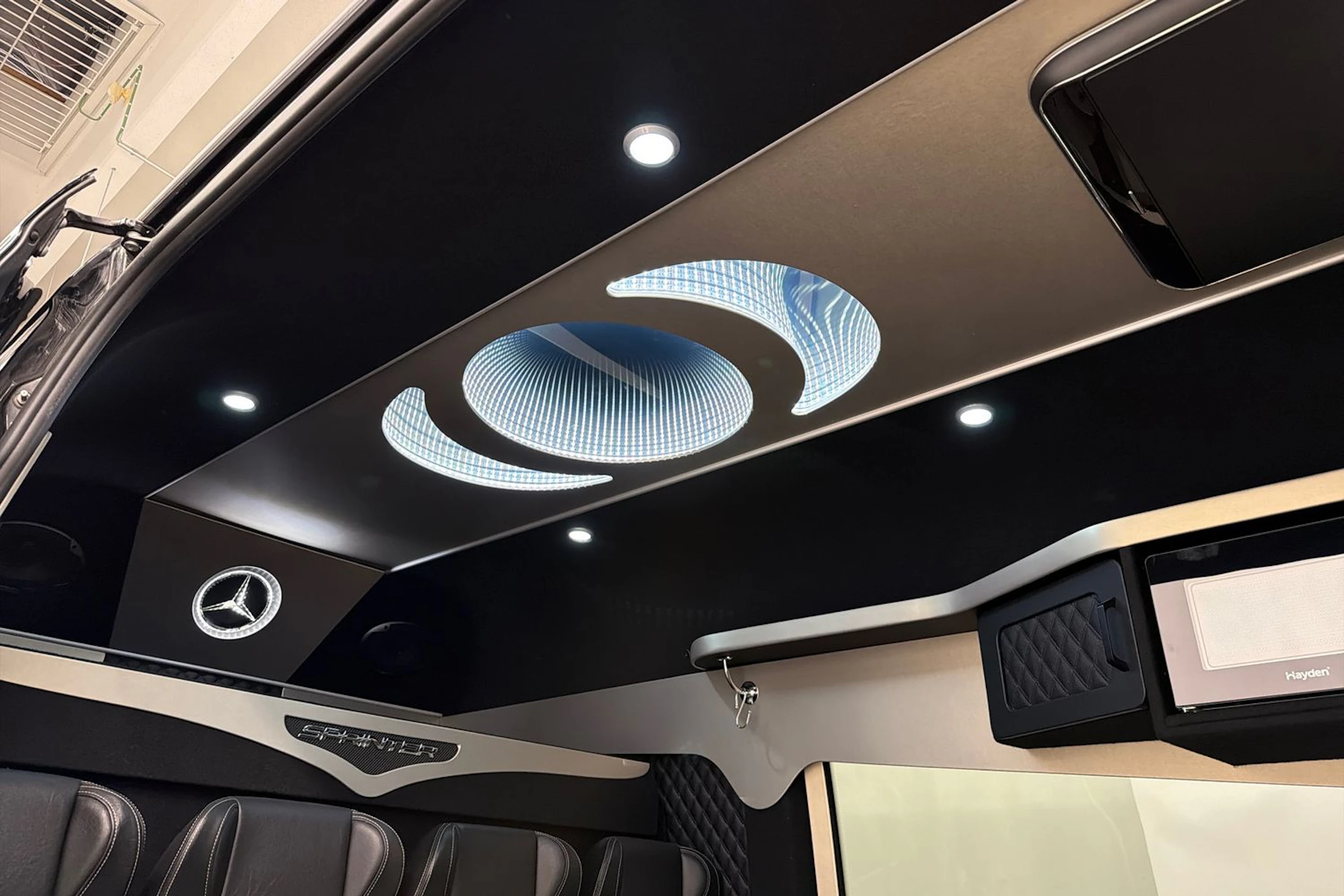 musta Mercedes-Benz Sprinter 2024 kuva 14.