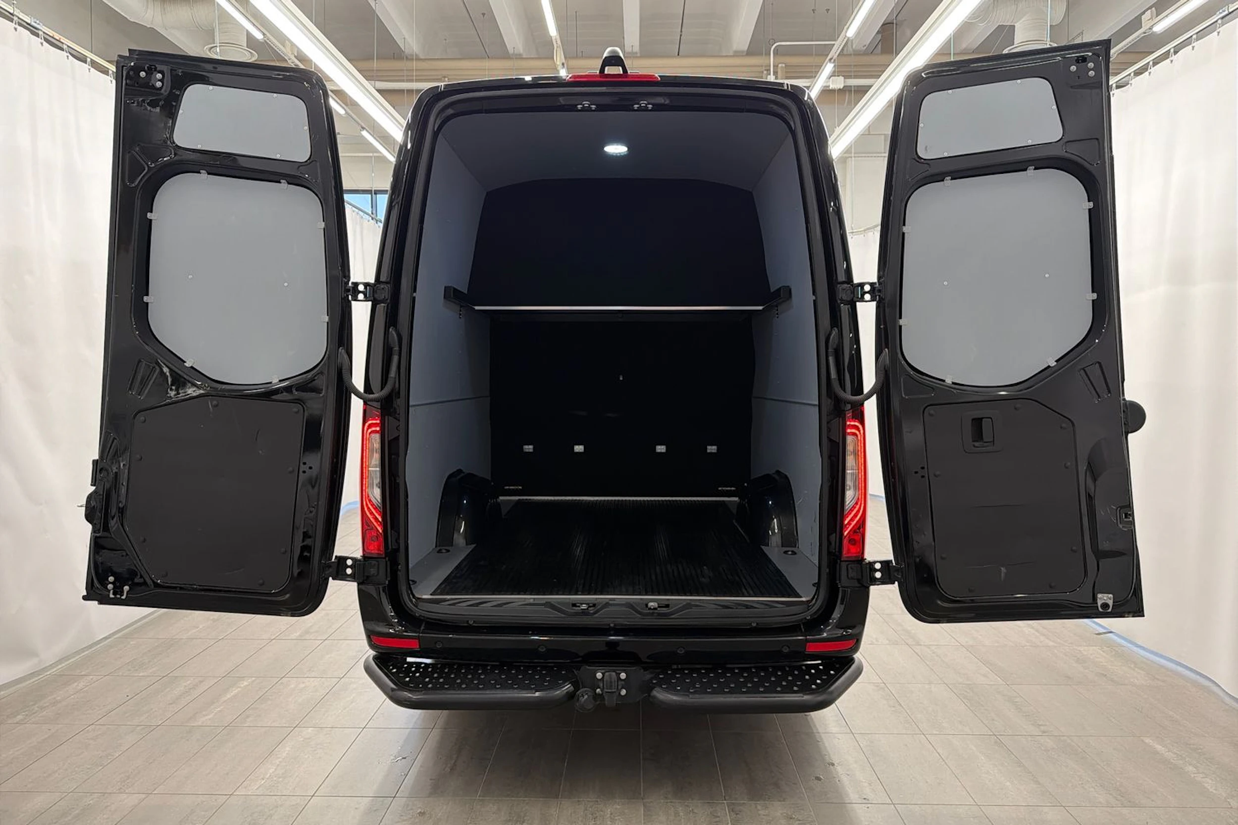 musta Mercedes-Benz Sprinter 2024 kuva 16.